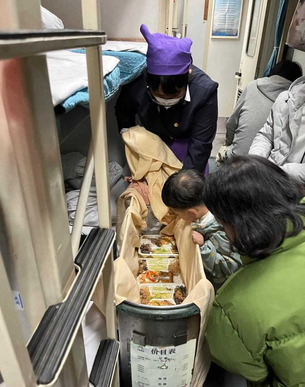 事实证明,在火车上戴口罩,好像真的是浪费钱呢!