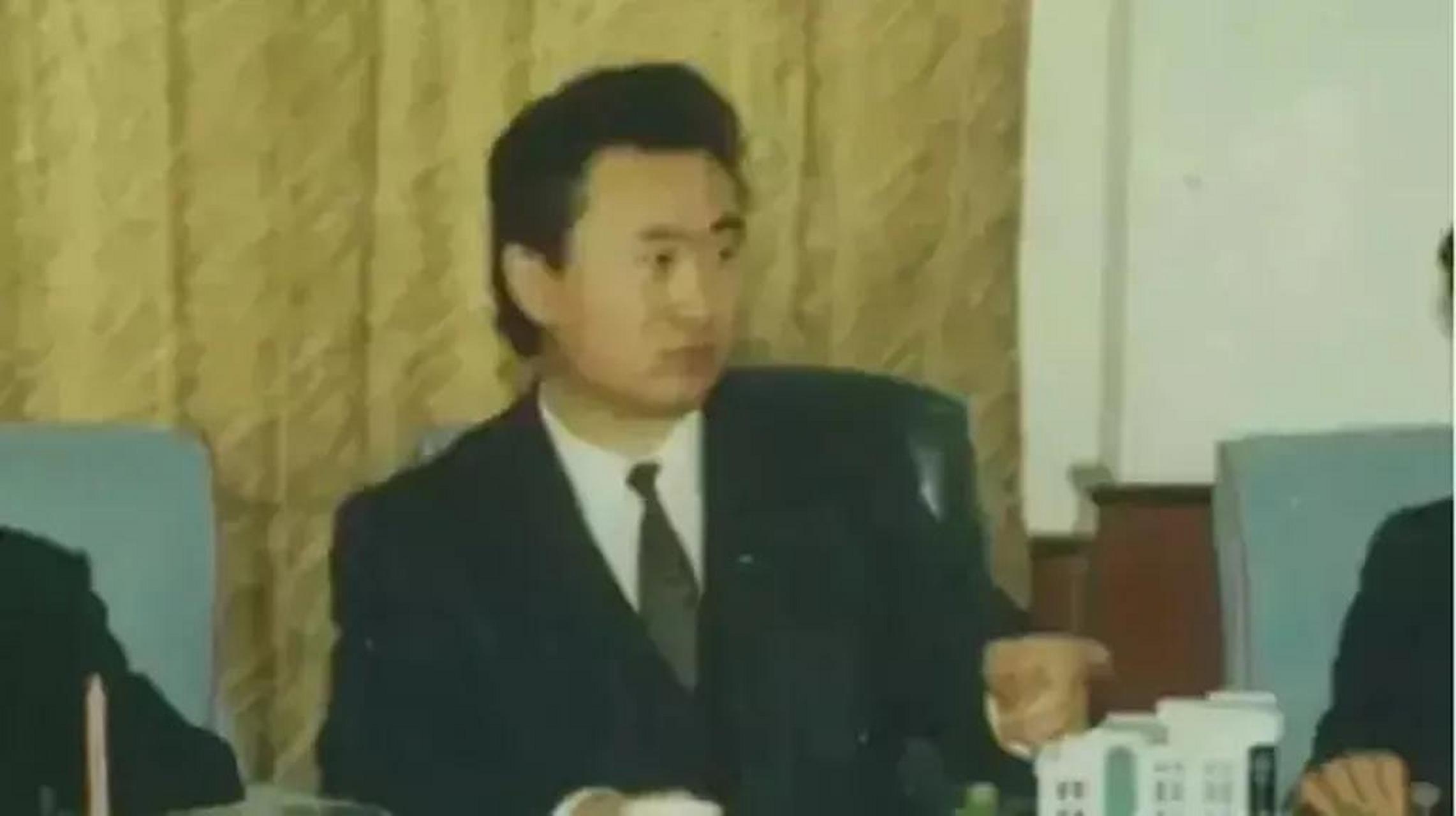 1988年,万达集团创始人王健林的照片显示,他正处于34岁的风华正茂时期