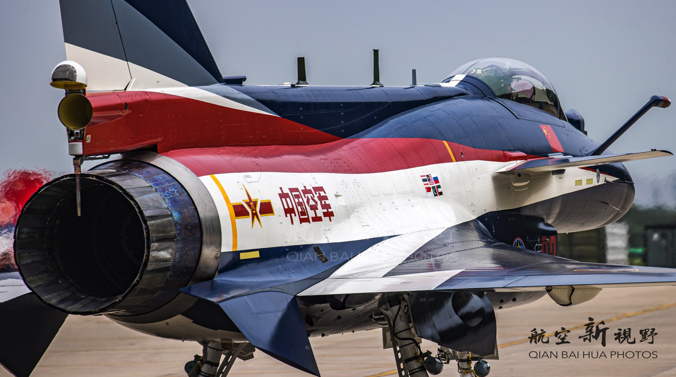 我国空军八一飞行表演队装备的歼-10c战斗机,这宽大的背部,满满的肌肉