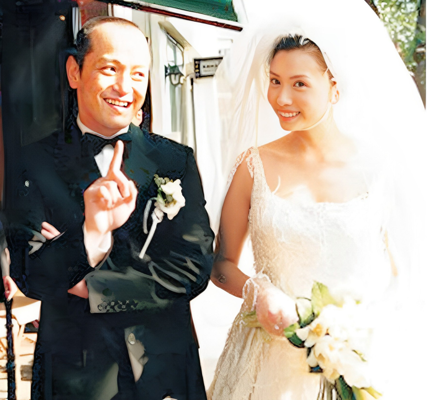 然后很快就和沈家伟结婚了.这沉姓男子,也是身家数十亿的富豪.