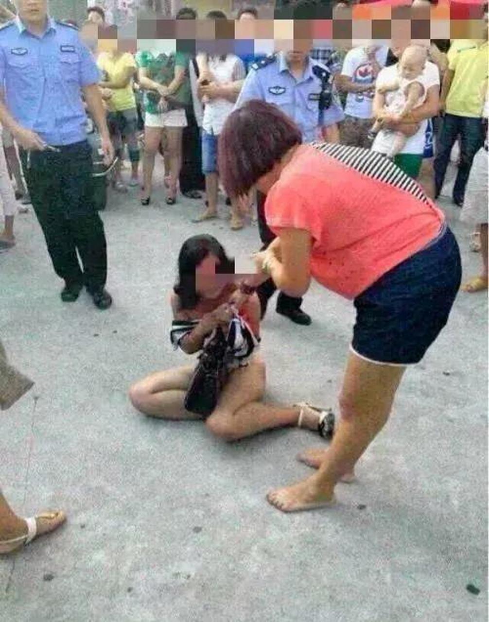 "扒得好"这就是"小三的下场" 爹妈的脸都被你丢尽了出轨的代价太大了