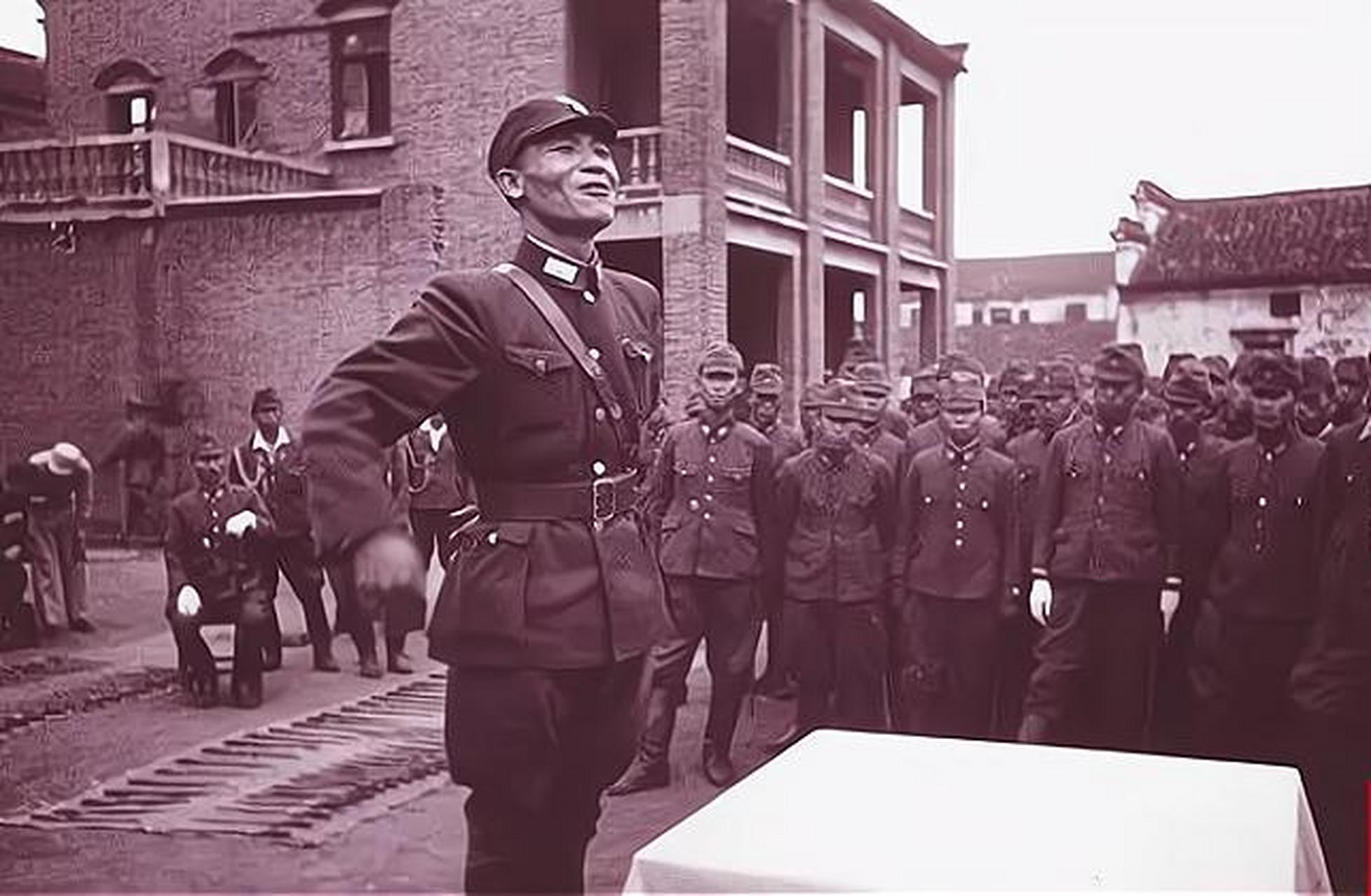 1945年日本鬼子投降,这位正在受降的国民党军官,兴奋地昂起头手舞足蹈