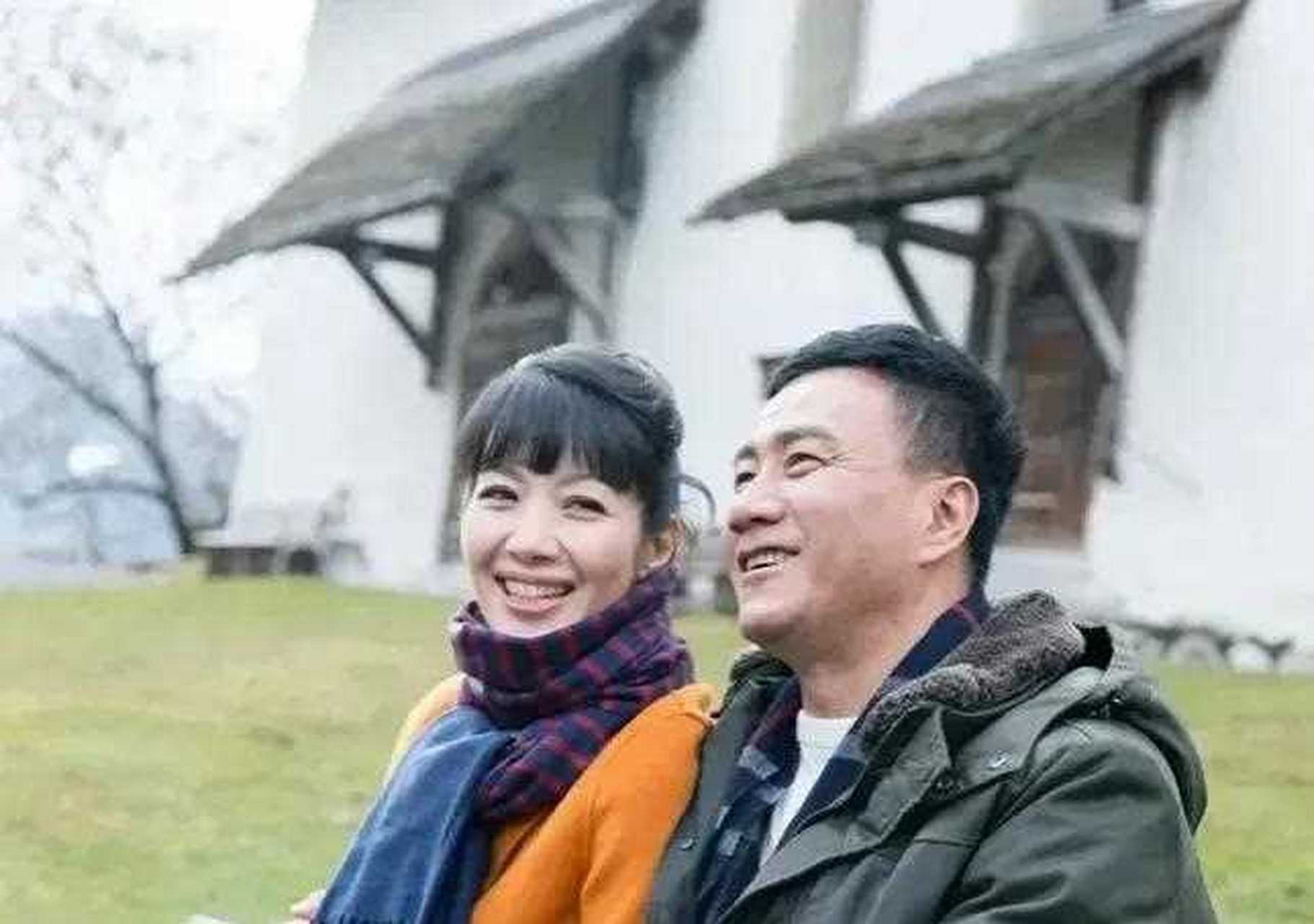 胡军和妻子卢芳两口子甜蜜出游,夫妻二人秒变时尚型男型女,相拥坐在