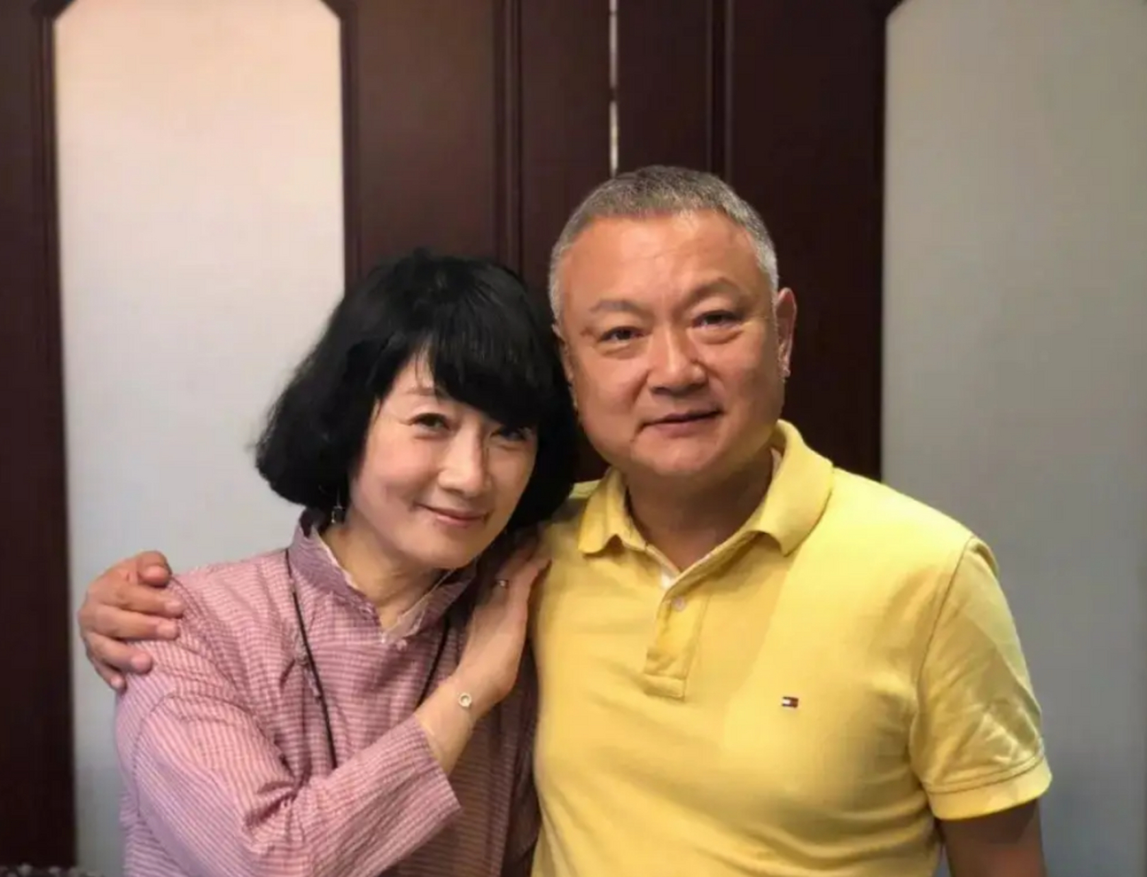 58岁的欧阳奋强在妻子康莉生日当天,为相爱40年的妻子补办了一场浪漫