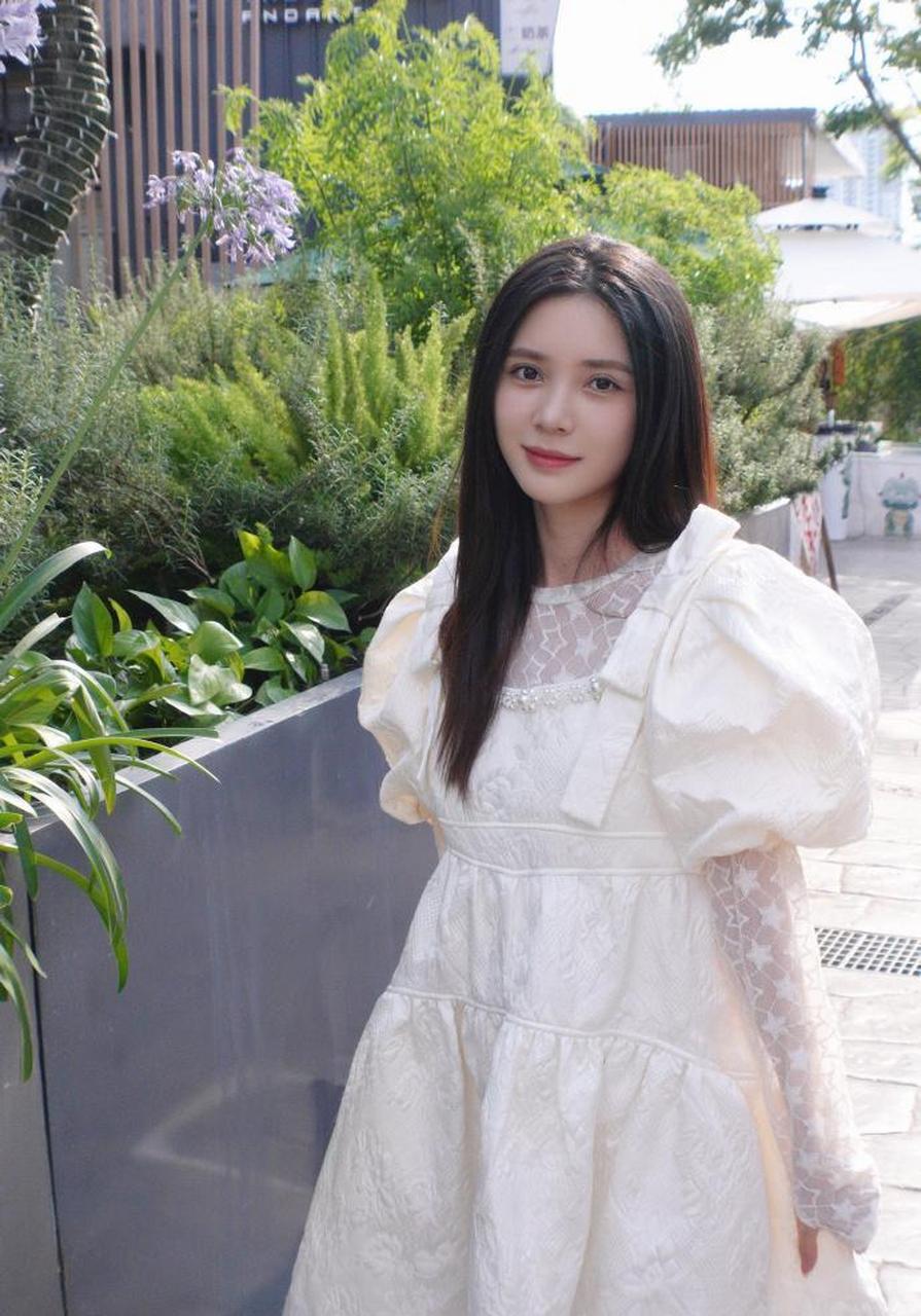 美女艺人罗奕佳迷人美照欣赏,很好看啊