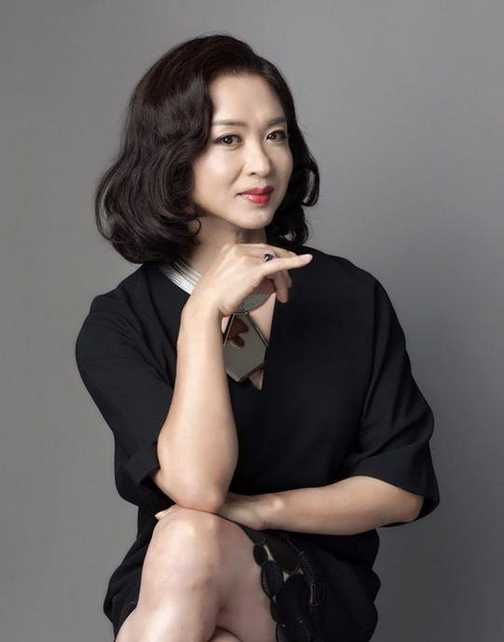 金星家有一个年轻漂亮的保姆,向汉斯借3万元,汉斯见