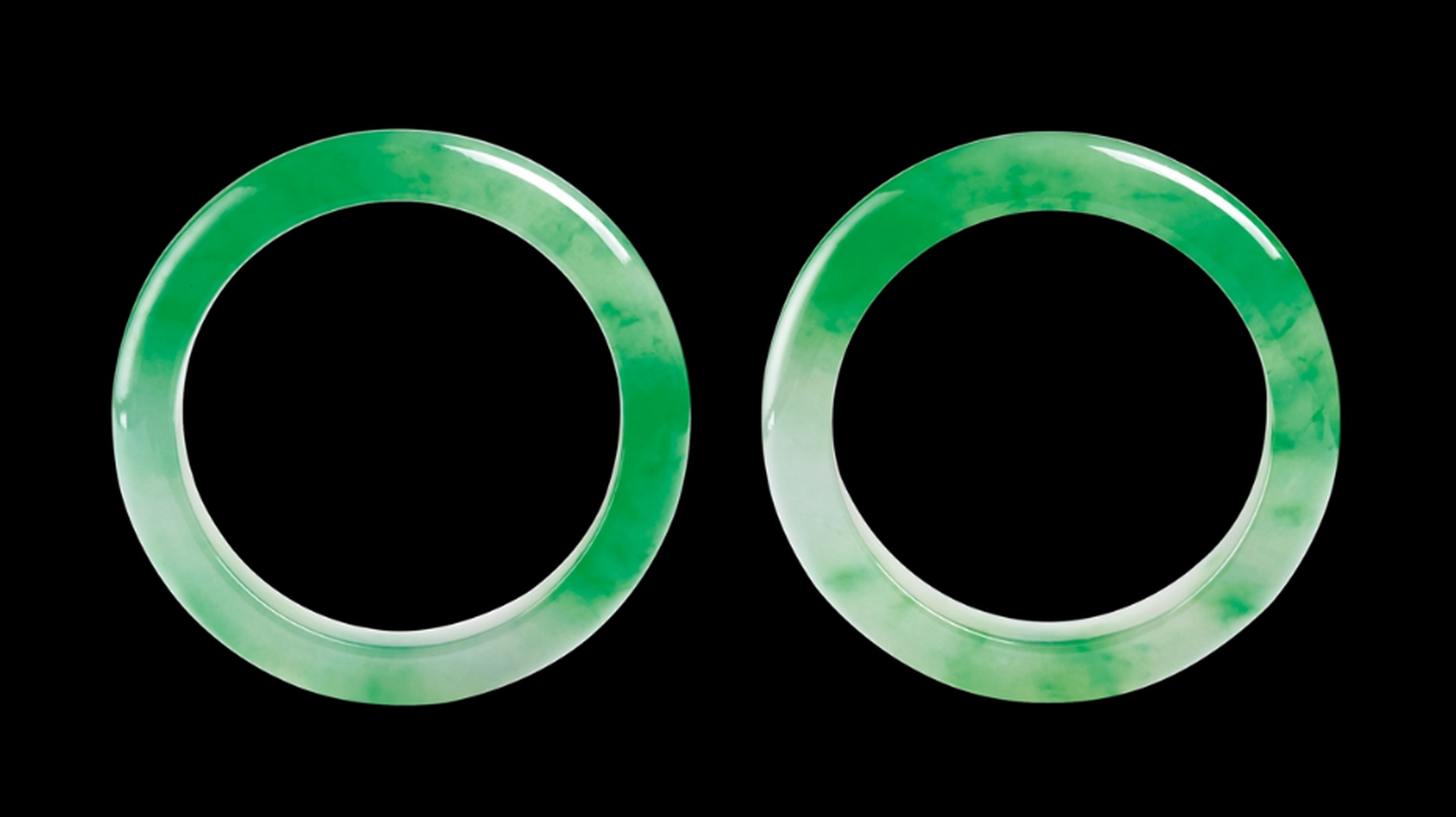 盘点西冷印社2023年春拍最贵的10件翡翠 第五名:冰种扁条手镯一对