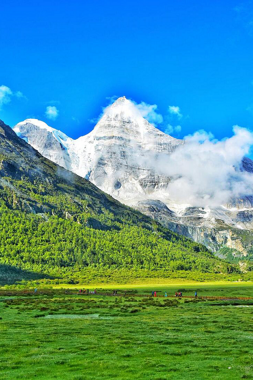 川西雪山|三怙主神山,稻城亚丁的主角  虽然牛奶海和五色海惹人怜爱