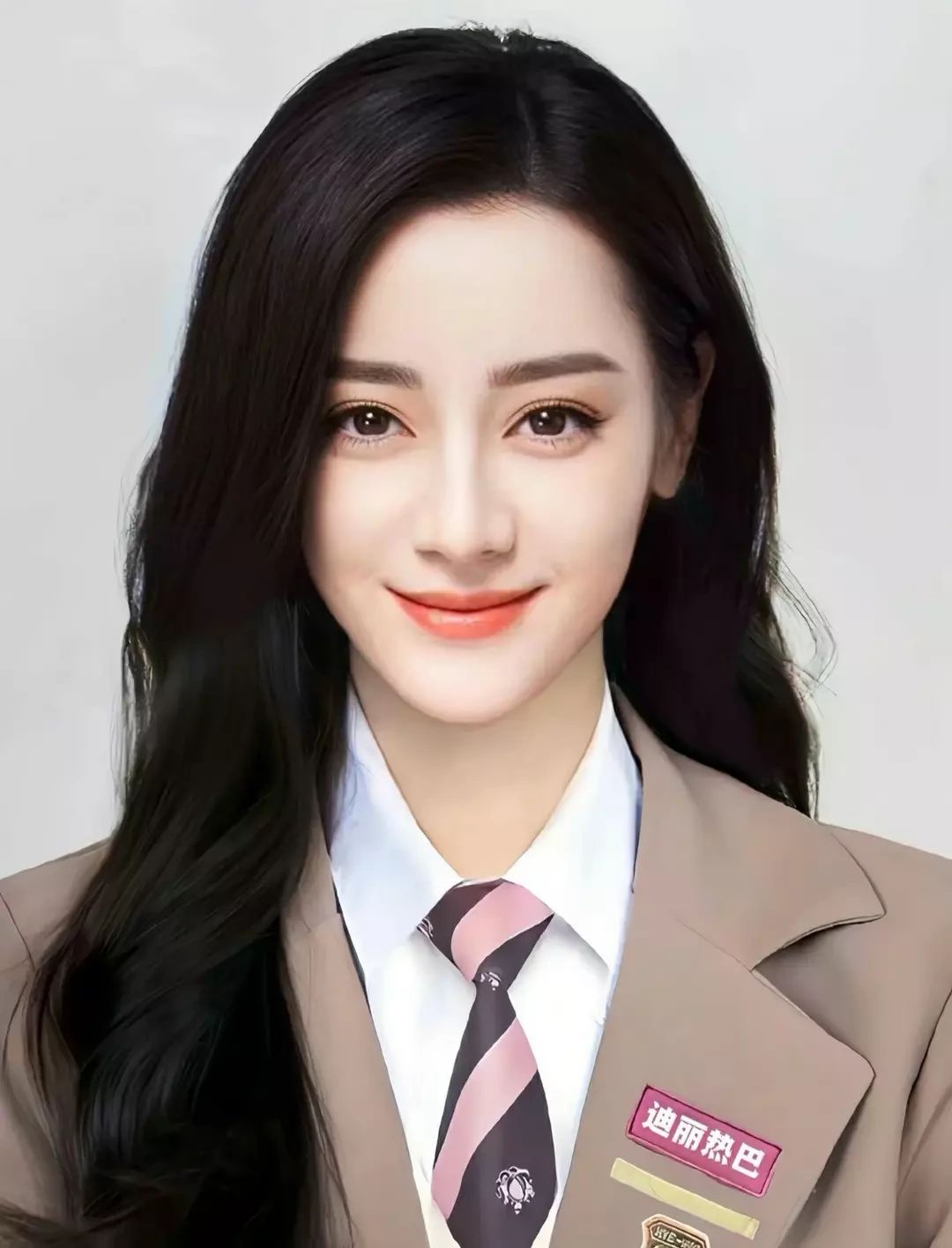 迪丽热巴,这位来自新疆的美女,因其出色的演技和