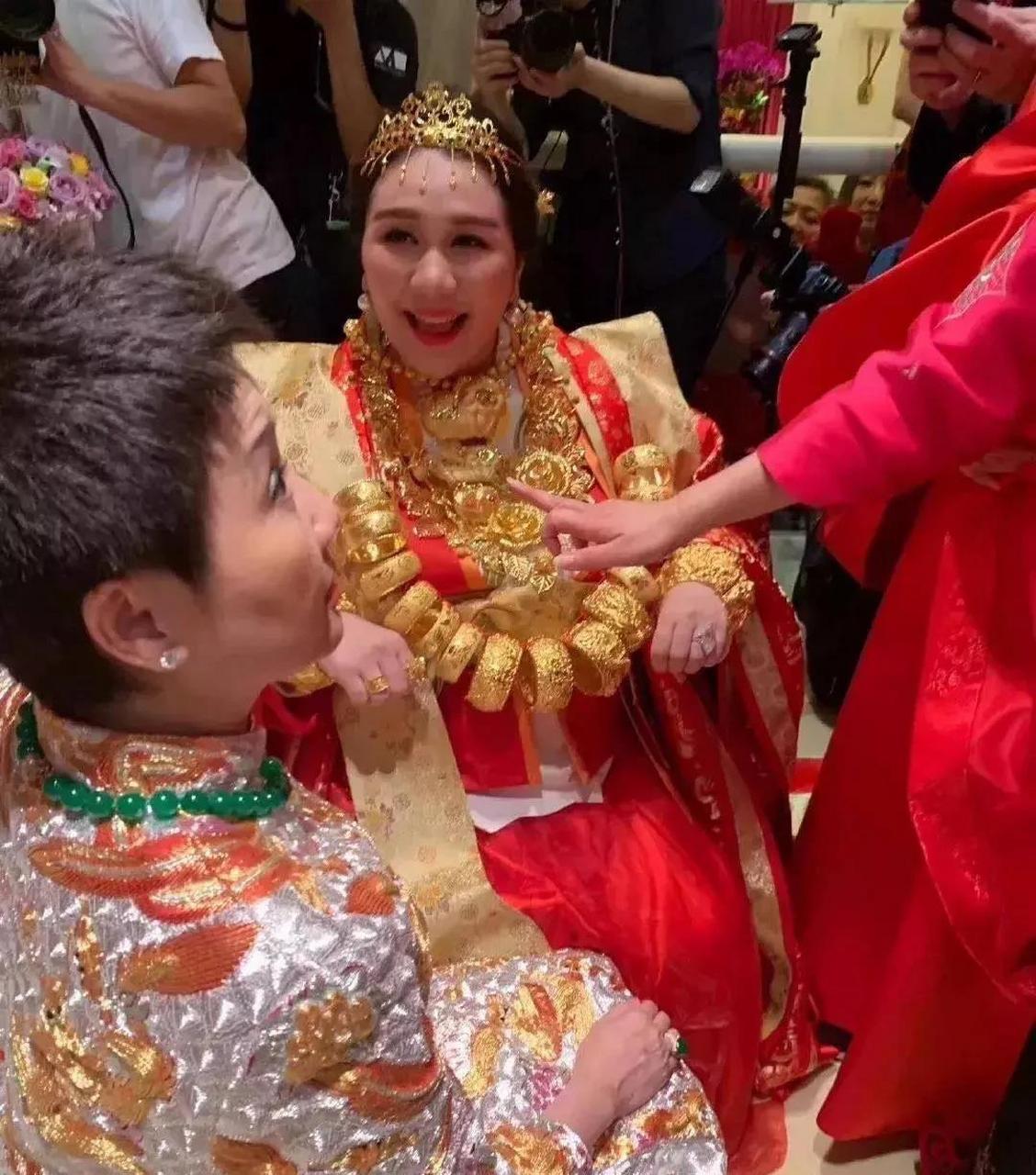 香港人结婚新娘特别喜欢佩戴很多龙凤手镯和金猪项链.