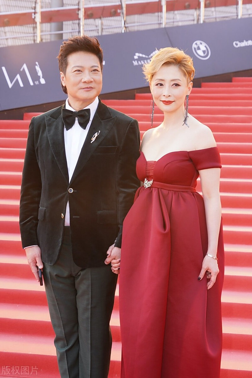 钱嘉乐和妻子汤盈盈亮相第41届香港电影金像奖红毯!