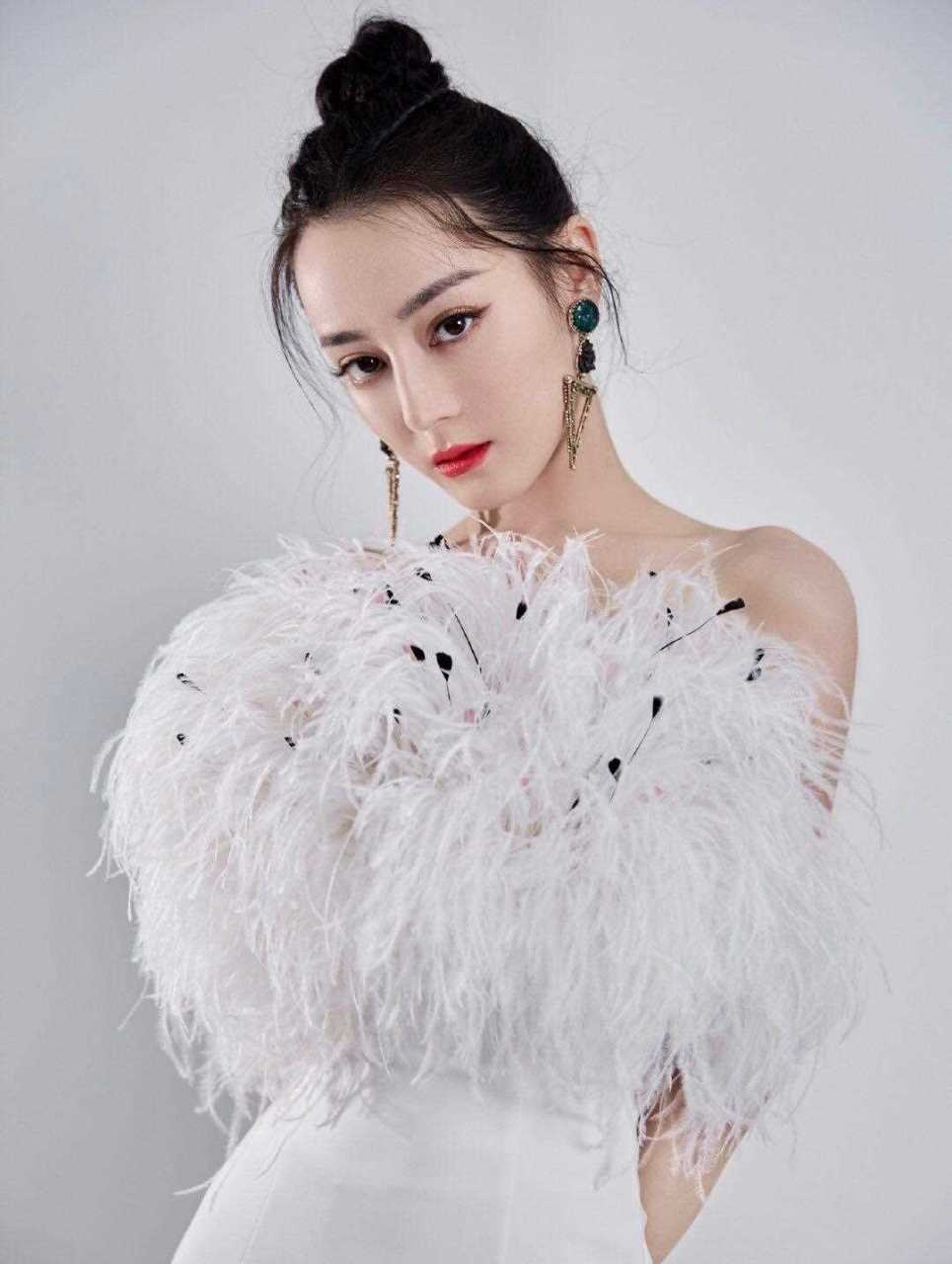 迪丽热巴最新活动造型公开,一字肩羽毛裹胸连衣裙搭配高扎的丸子头