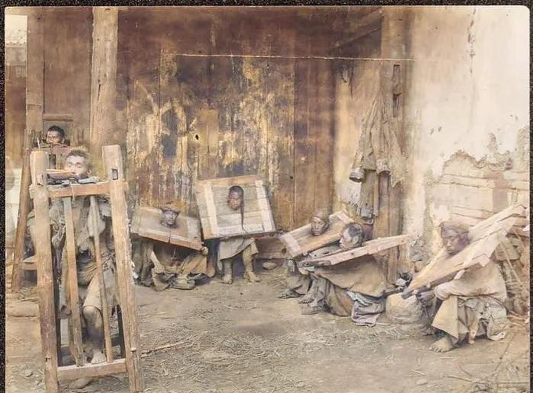 1890年,在清朝的一个监狱里,一些囚徒被紧紧地锁在地上