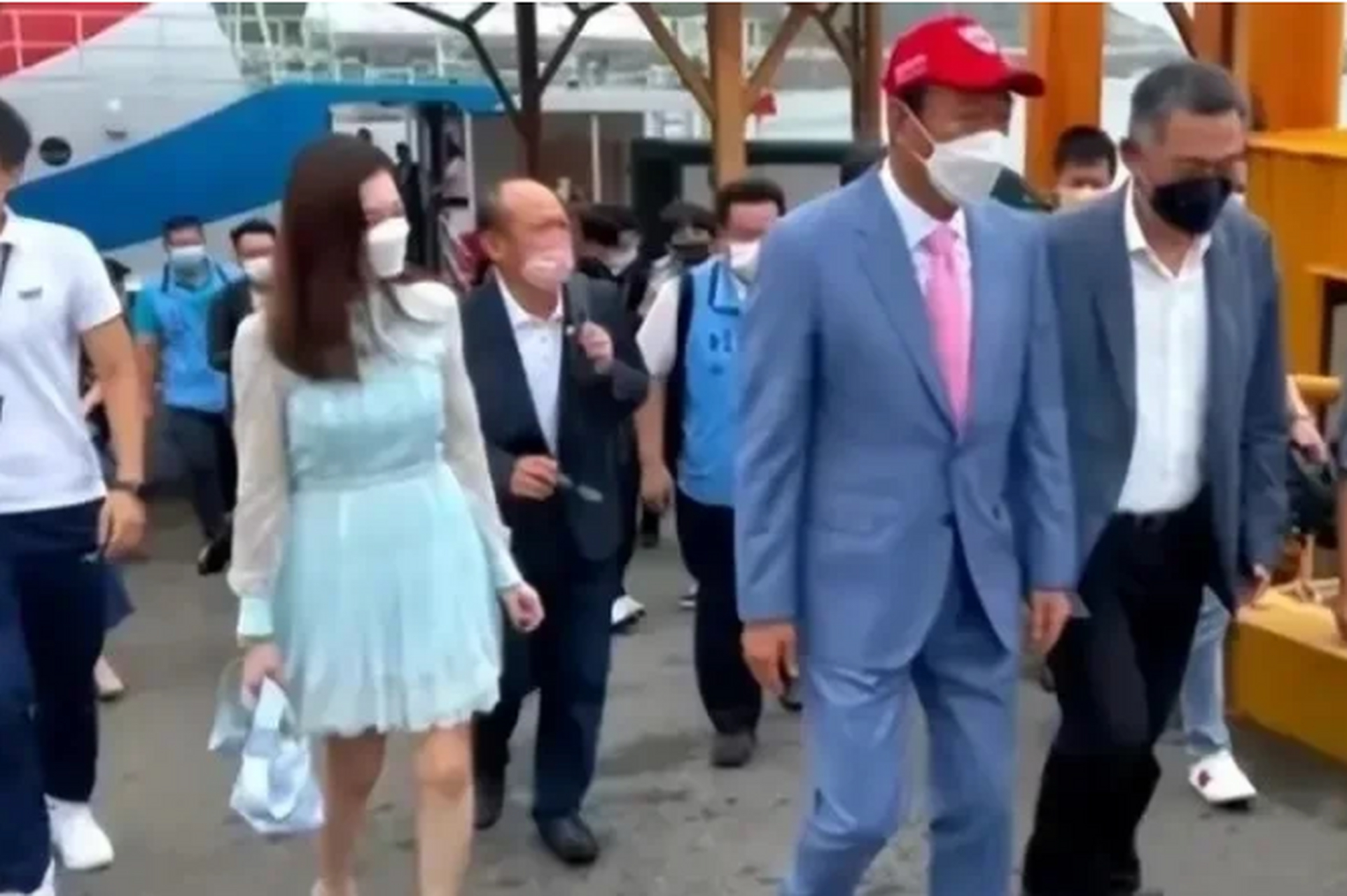 老婆曾馨莹穿着薄荷绿蕾丝公主短裙,甜美可爱,腰围却有点显胖,不