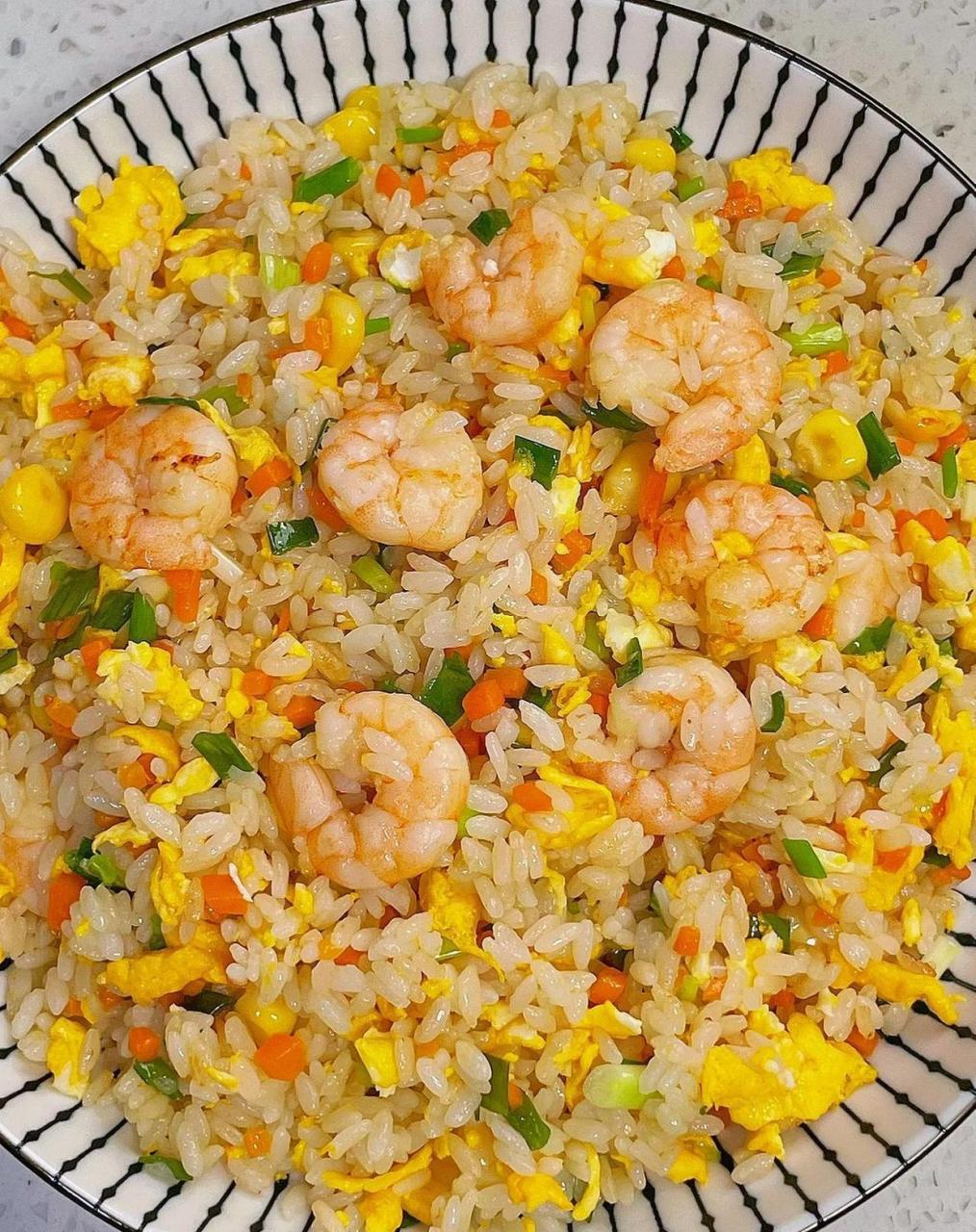 再发一次好吃又好看的虾仁炒饭做法: 1煮好米饭或者剩饭 2虾剥壳去