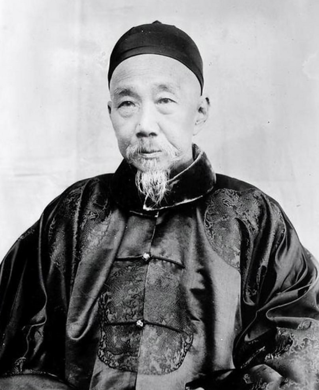 "没想到,张之洞用3个字将载沣怼的满脸通红.