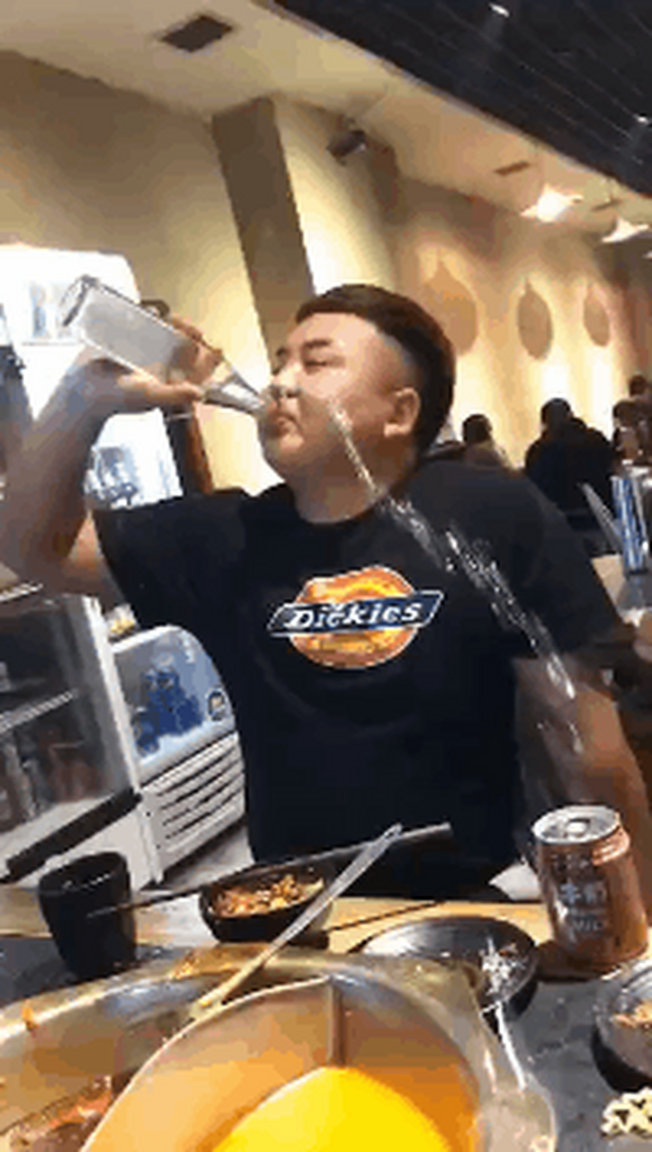 他说能吹一瓶,我tm真信你了!真的是在吹,不是喝!