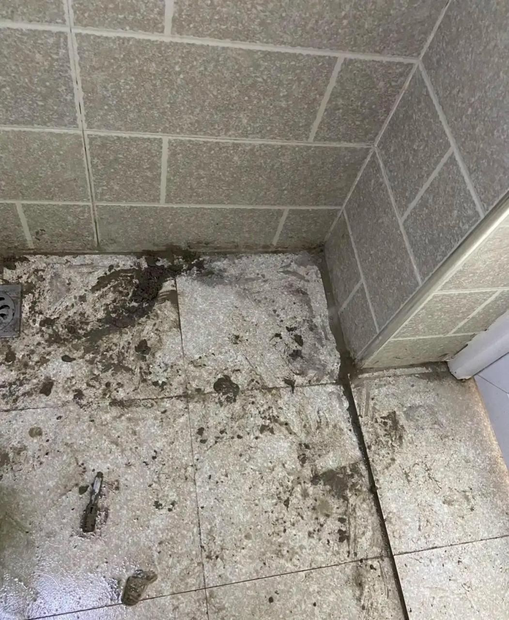 卫生间渗水找了个路边赚门修防水的师傅,说什么不砸砖打胶的方法搞.