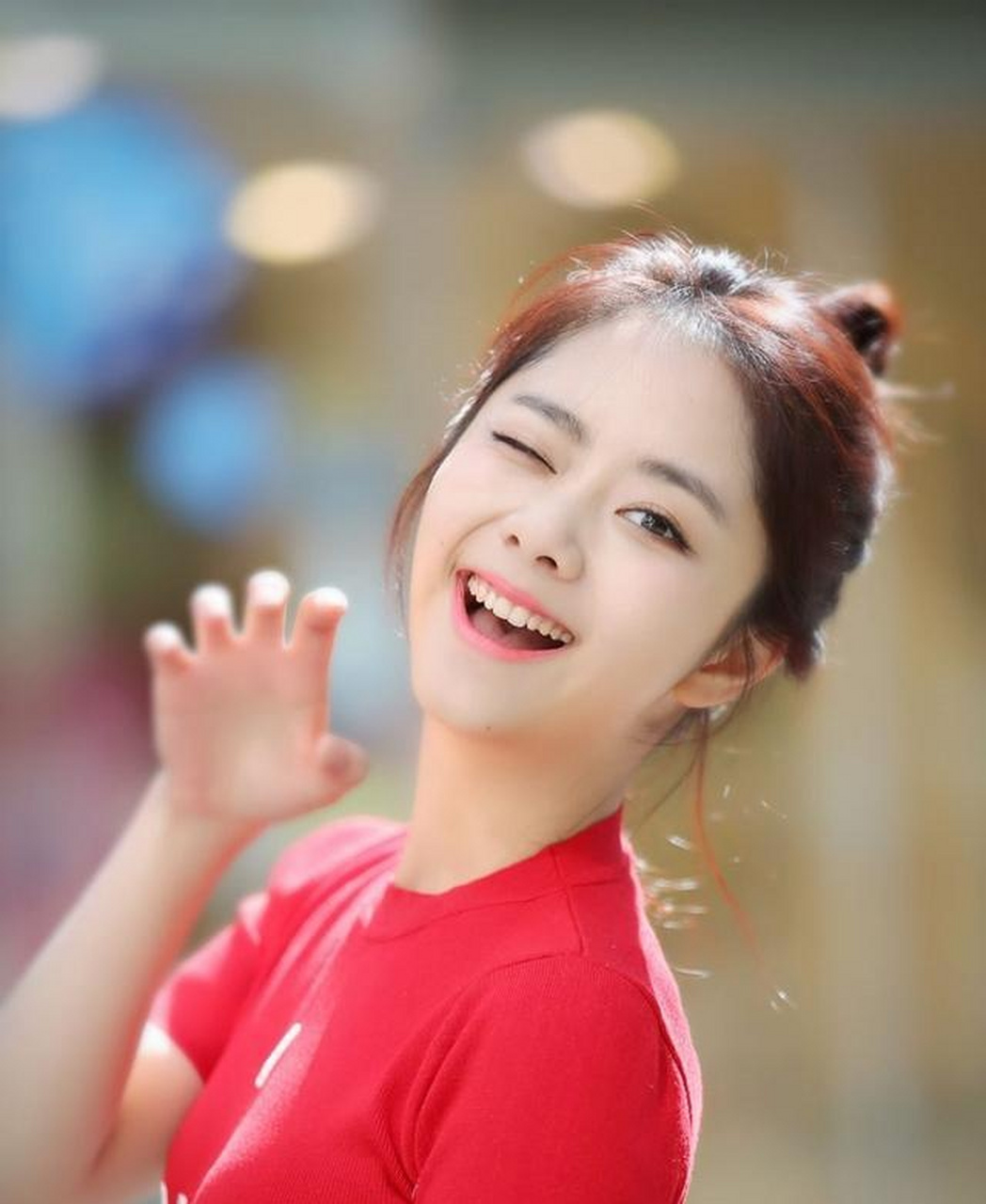 王鸥则是凭借着电视剧《心戒》而正式进入到演艺圈的,因为王鸥是学