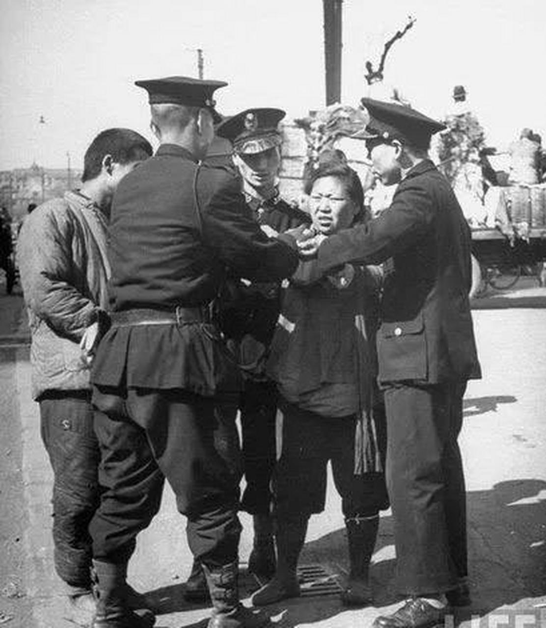 抓街头小商贩 图一:上世纪40年代,民国警察 图二:现在,城管队员