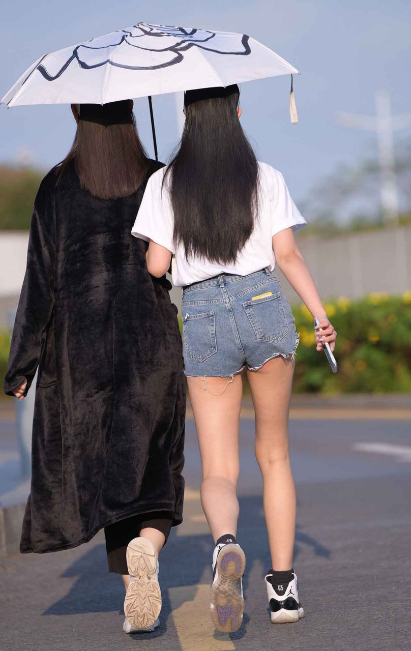 热裤大白腿女孩