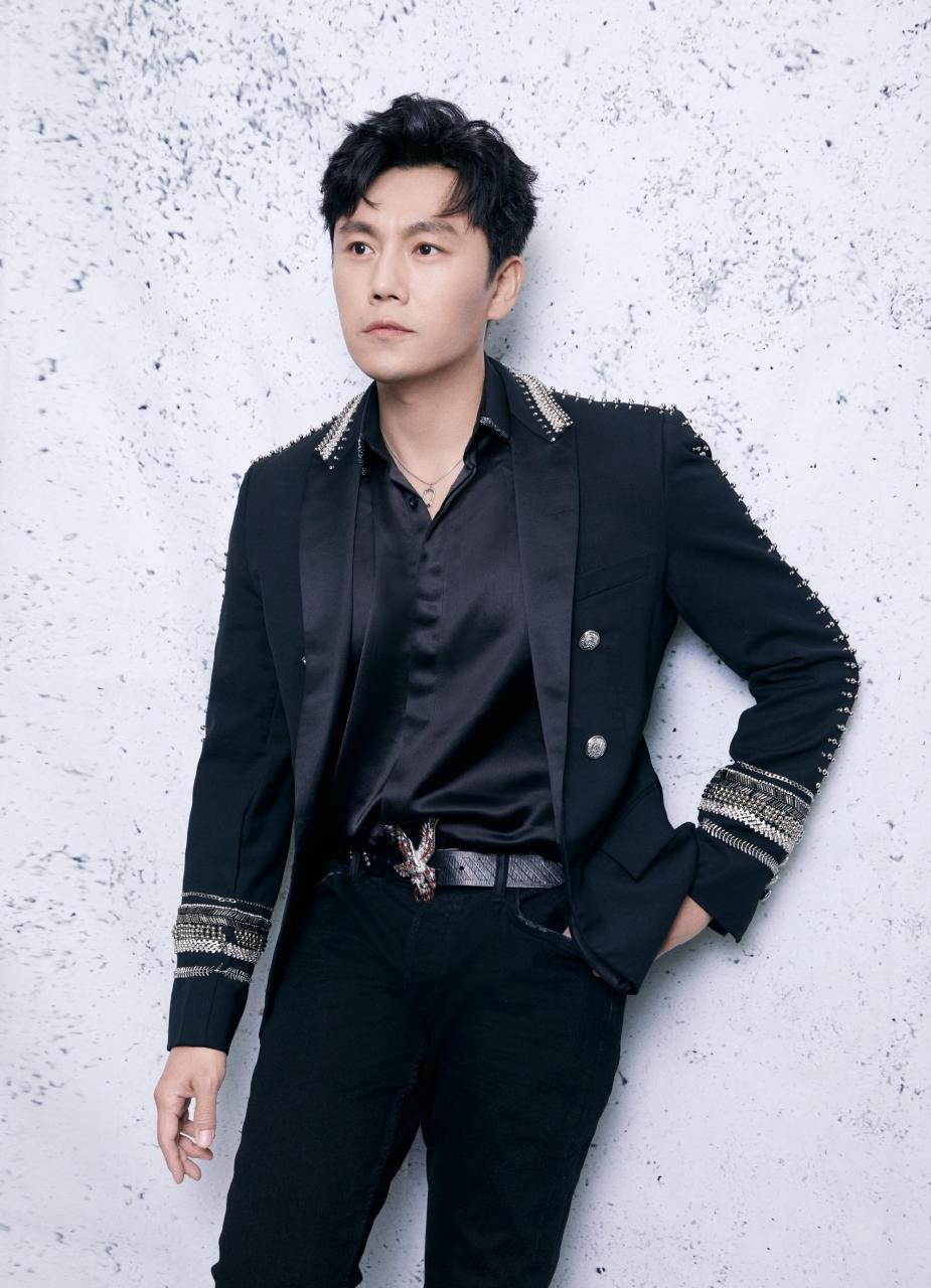 明星穿搭分享# 抛去演技,秦昊本身的外在条件也很亮眼,黑色衬衫搭配