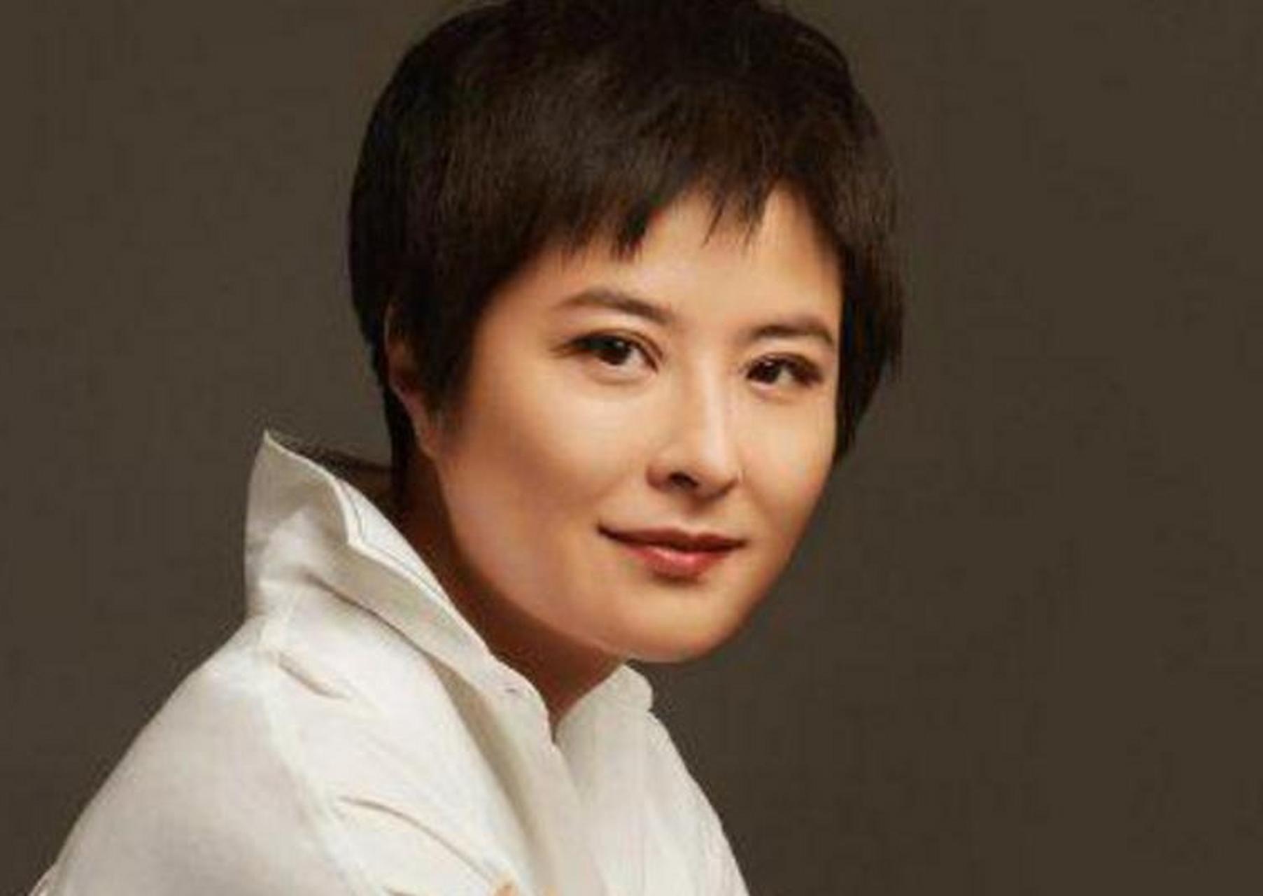 2015年,42岁的央视主持人张泉灵突然辞职.