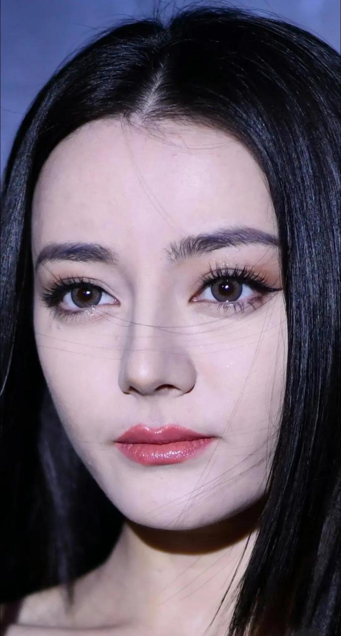 话说有些人真的是老天赏饭吃,迪丽热巴这张脸,天生就是来当明星的吧!