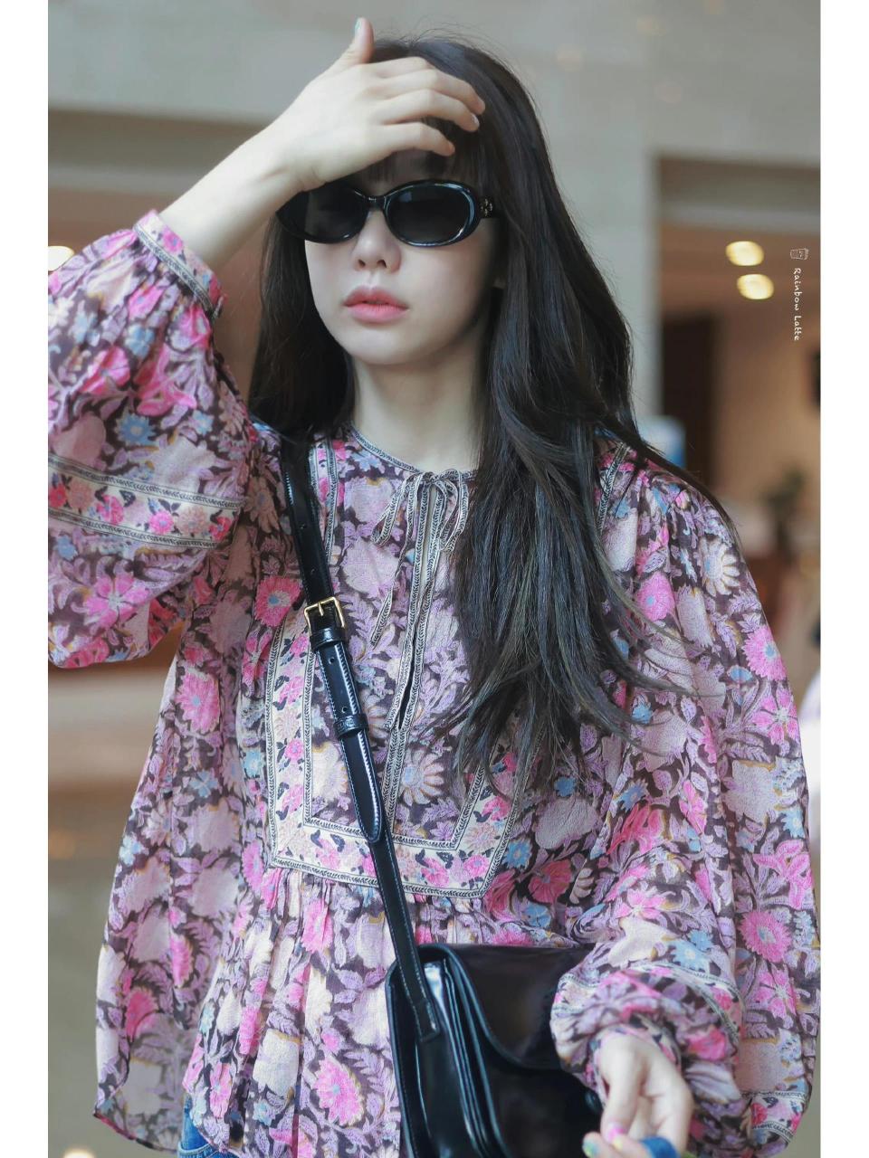 徐梦洁机场出行穿搭 碎花上衣搭配流苏微喇牛仔裤 粉粉的小凉鞋可爱又