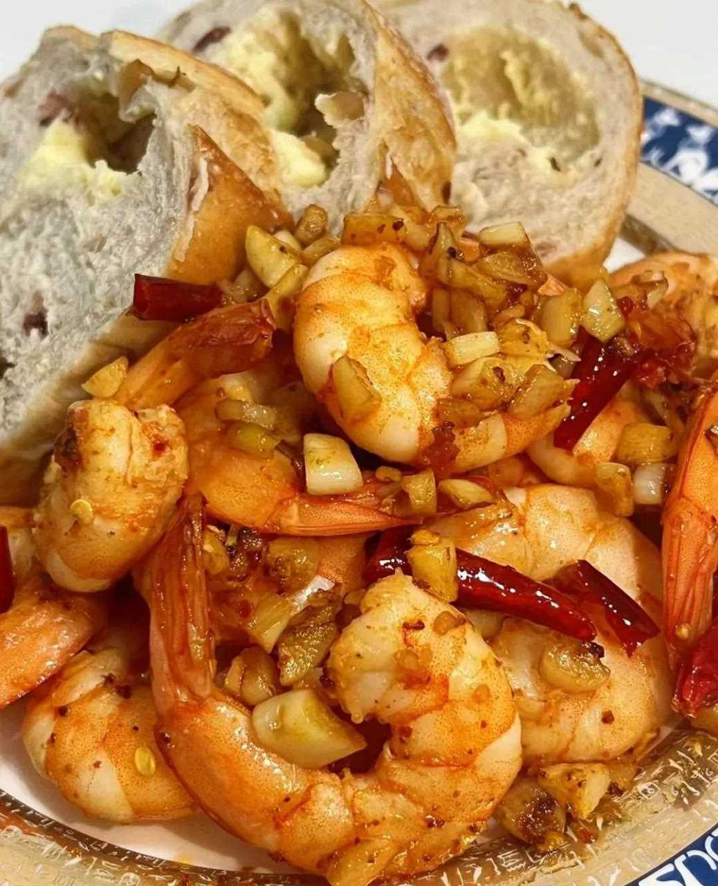 今天做了黄油蒜蓉虾,真的巨巨巨好吃 配上松软的欧包,简直停不下来,换