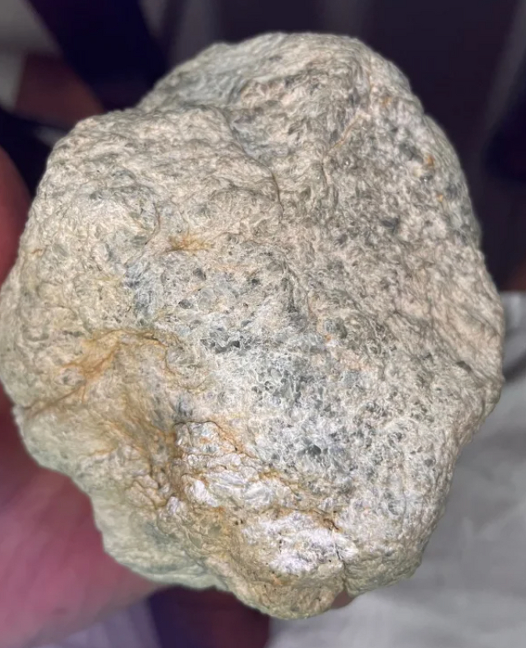 点击头像看直播# #翡翠原石# 2公斤老坑木那包浆皮高冰脱沙料,料子