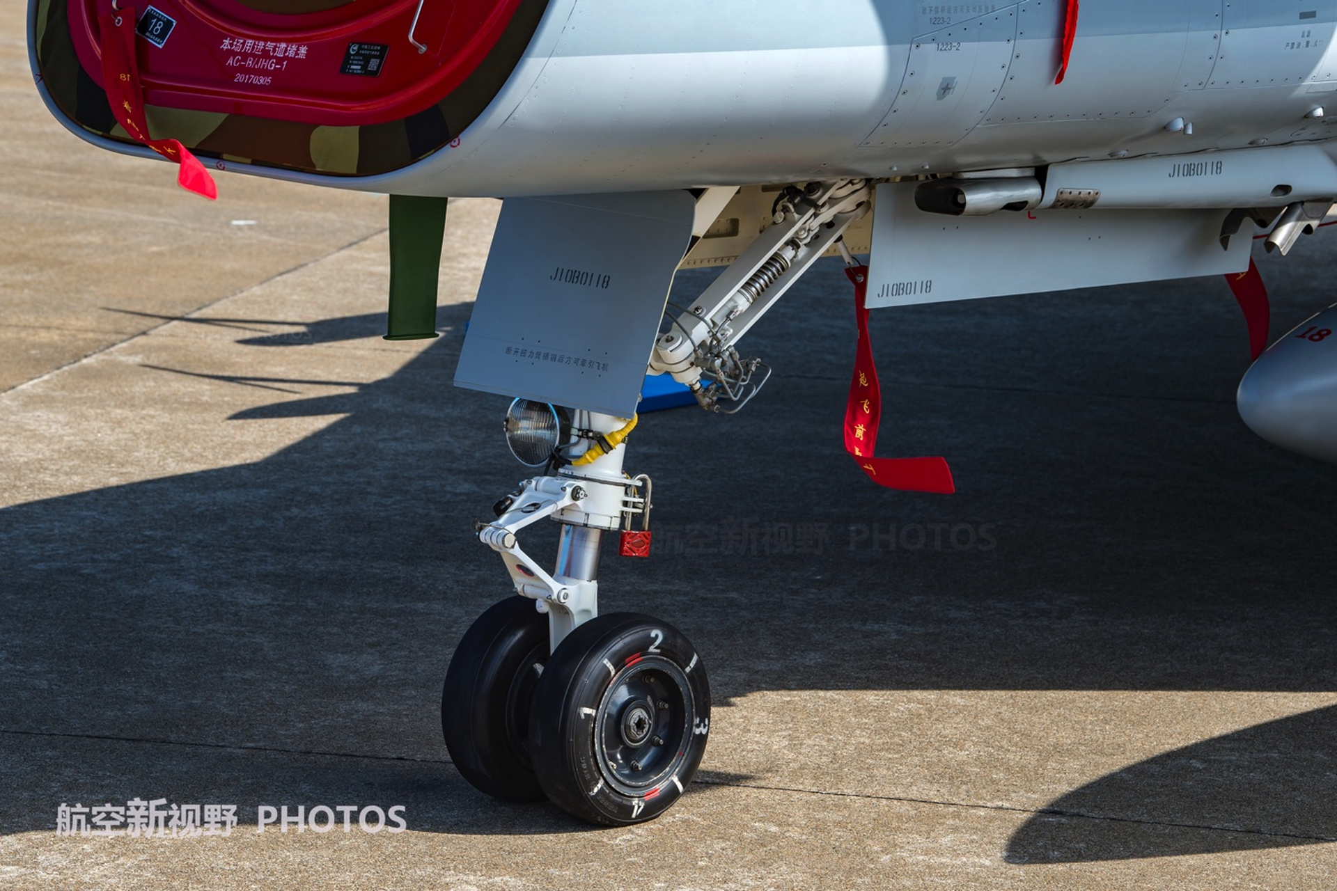 我国空军歼-10b战斗机的前起落架,这起落架的设计蛮精致的,跟工艺品一