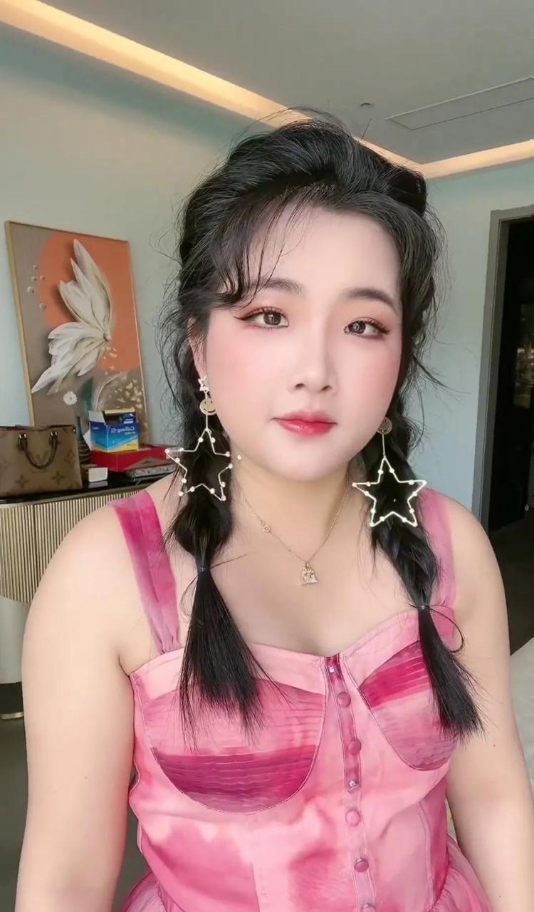 gif创作人# 陈三废姐姐陈婷化妆前后对比,太吓人了 [捂脸] 化妆前身 