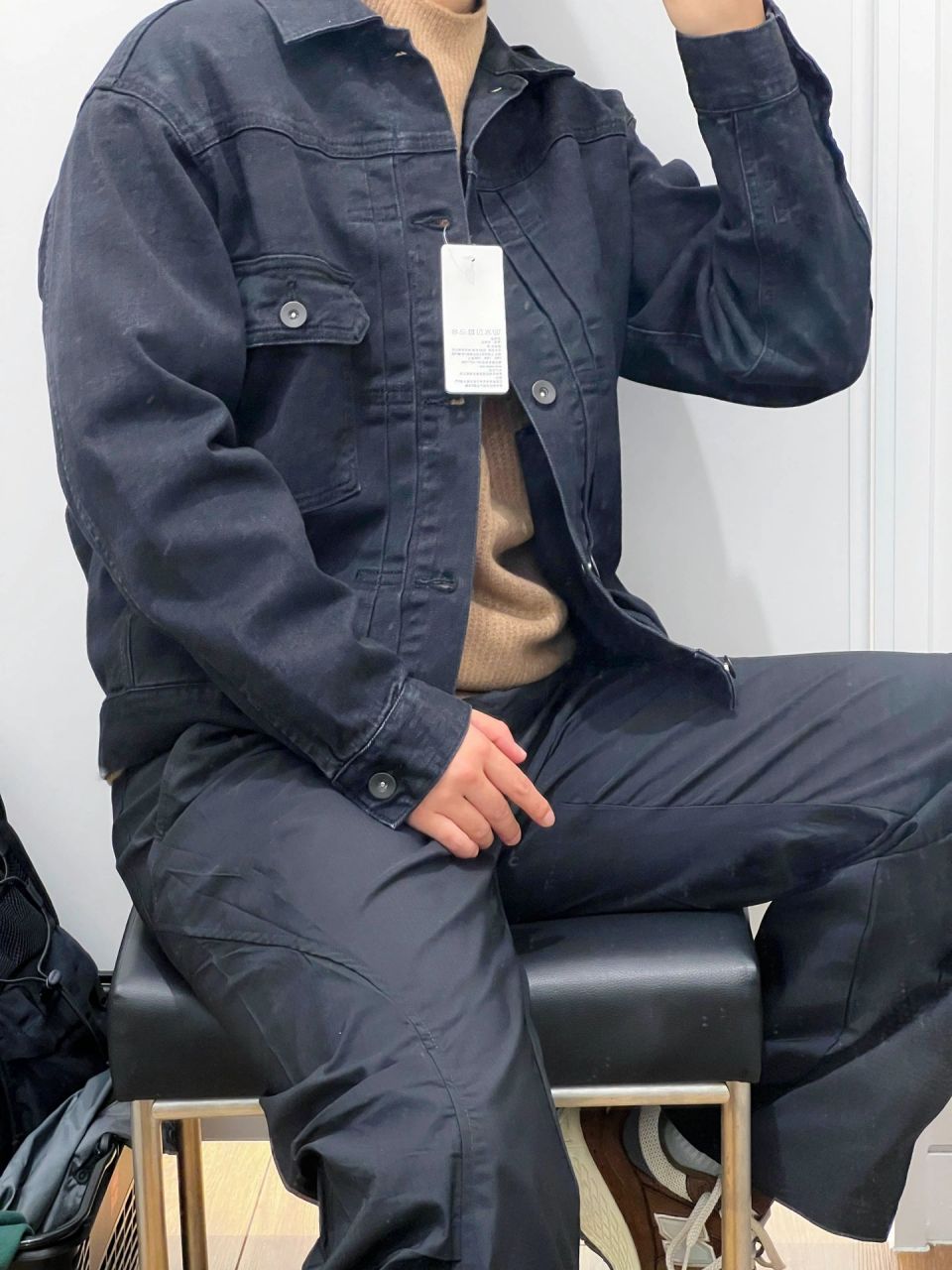 上下班的路上不得换上自己的衣服 北方现在的温度就是室内冷飕飕室外