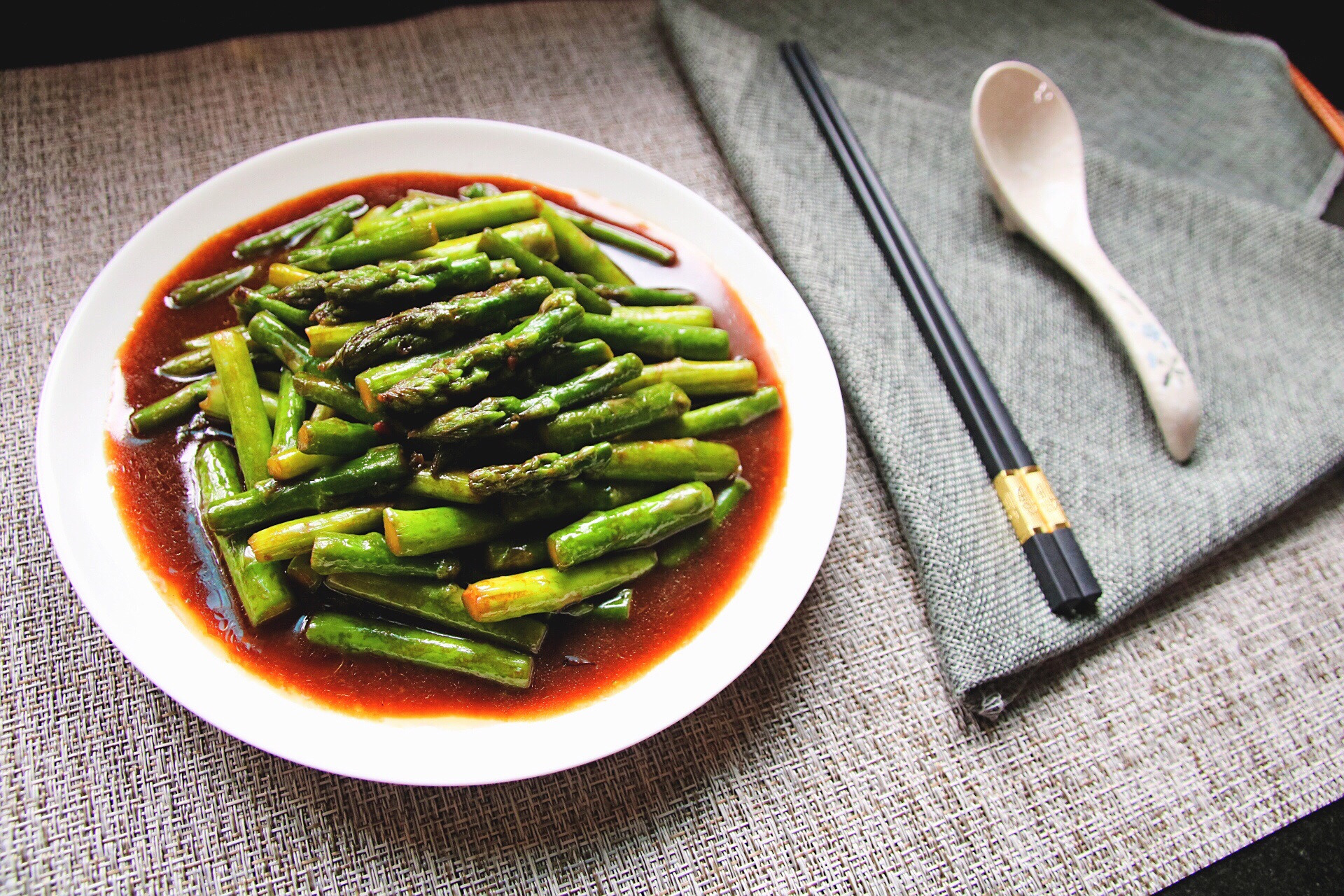 酱爆芦笋 酱爆芦笋,鲜嫩营养的芦笋,加以豆瓣酱爆炒,菜品酱香浓郁