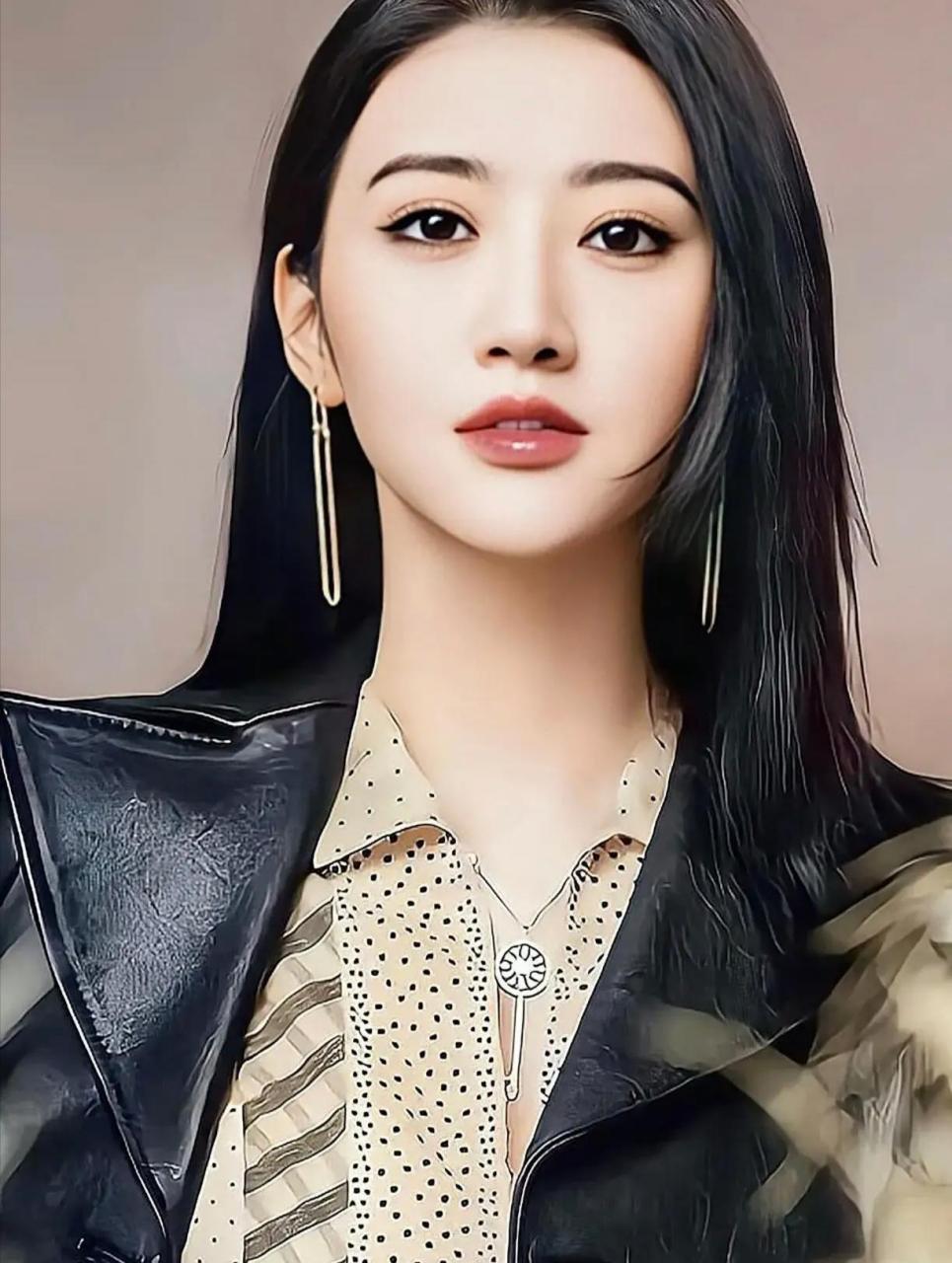 景甜的颜值真的非常高 ,精致瓜子脸 轮廓清晰流畅 ,额头饱满眉毛细长