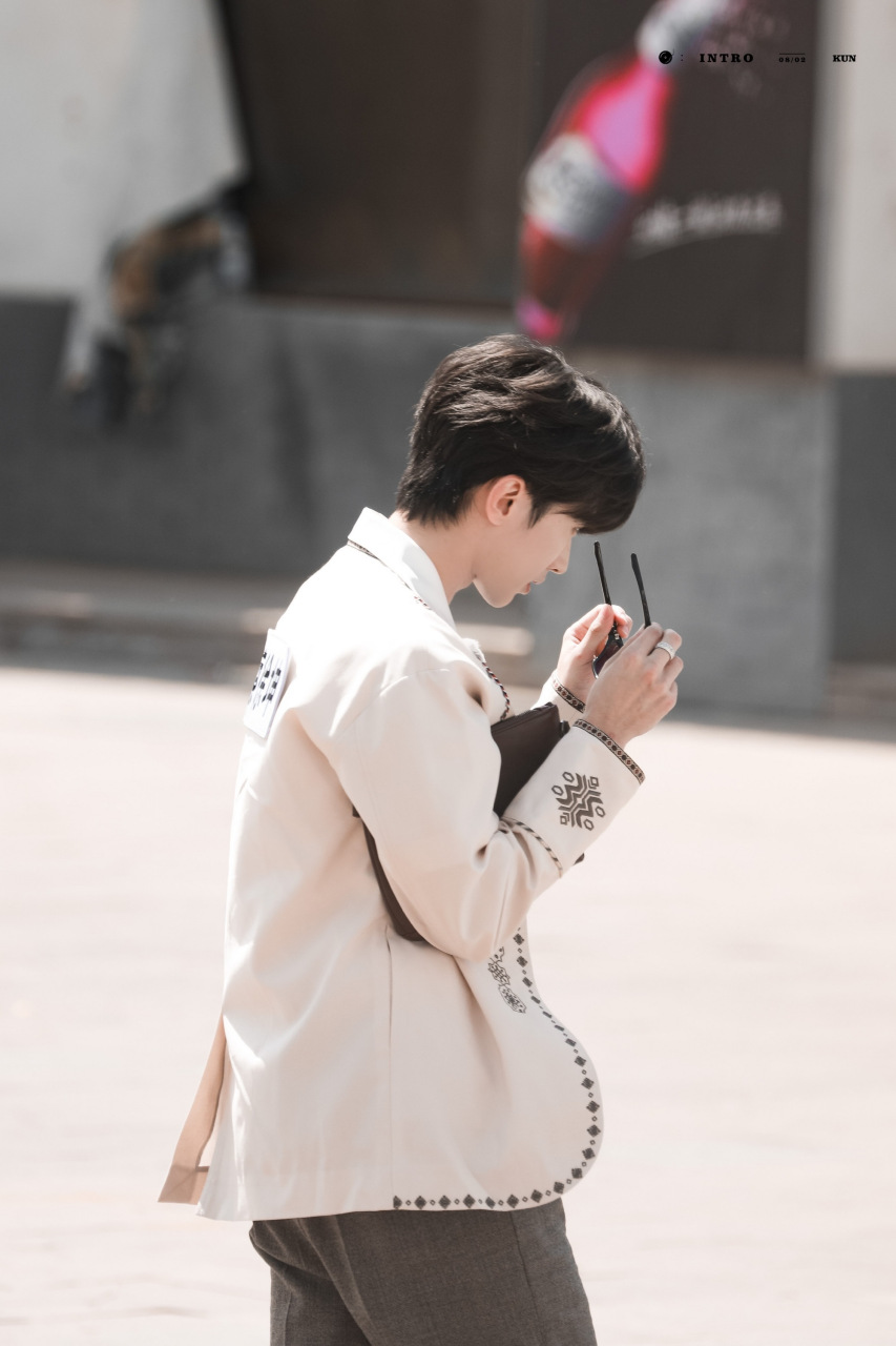 蔡徐坤《奔跑吧》录制路透,身穿民族服饰搭配墨镜的坤,真的好帅气,这