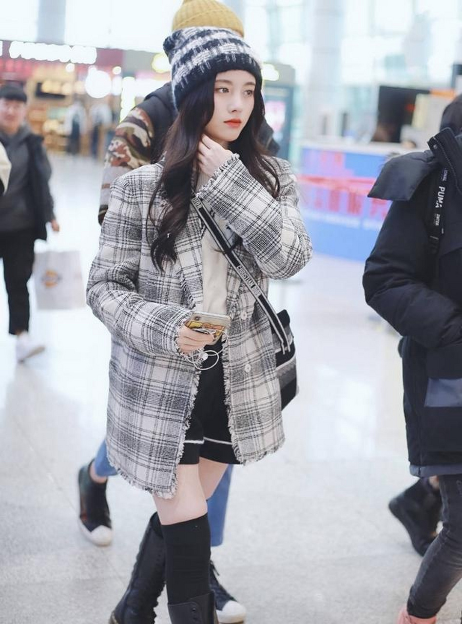黄色和绿色都是非常青春的颜色,黄绿色拼接格子外套太适合鞠婧祎这样