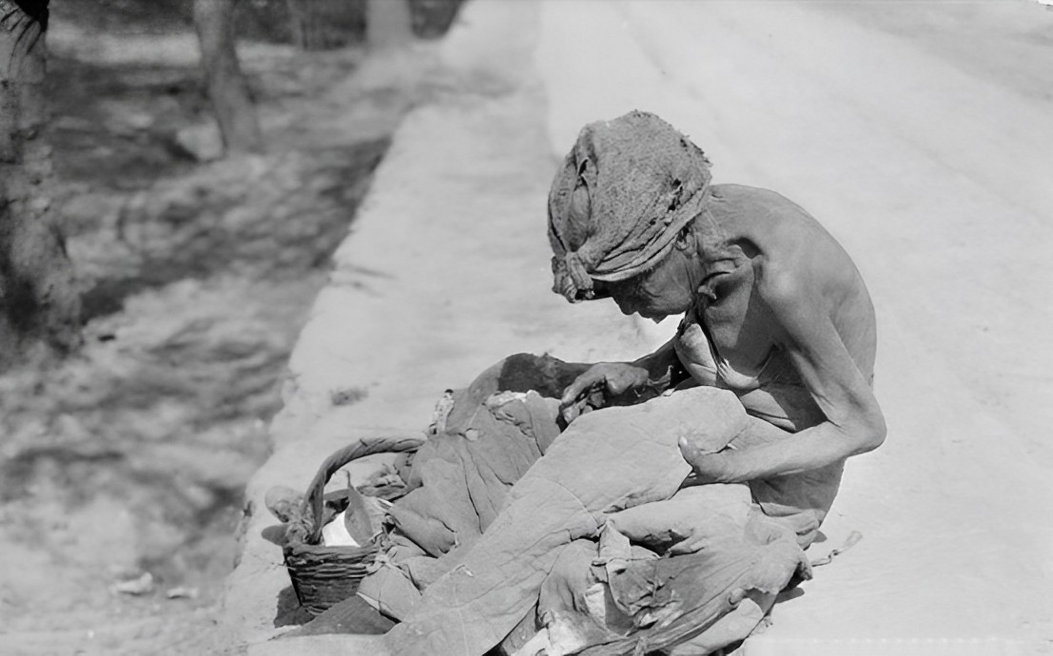 20世纪20年代的一名逃荒老人,太可怜了!