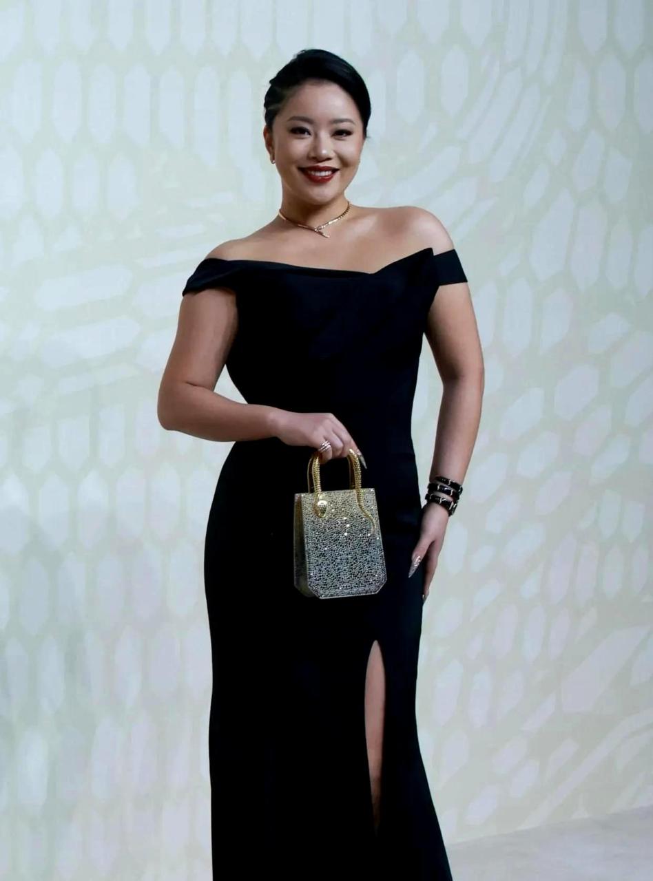 王菊虽然身材不算苗条,但她散发出的自信和美丽却让人难以忽视.