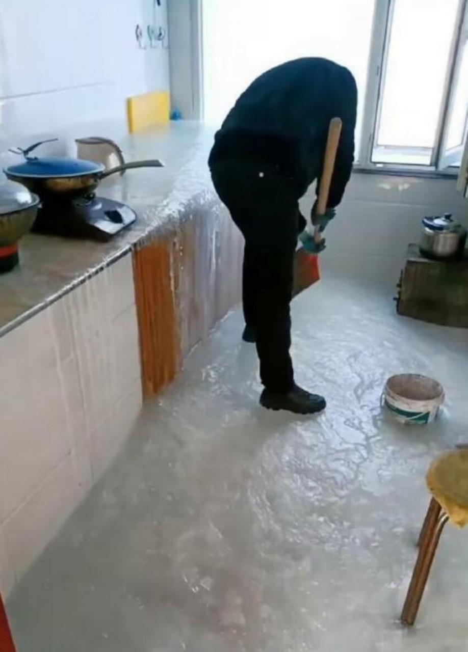 当你过年回家忘记关水龙头,那么你会有一定的概率,在家里遇到这样的