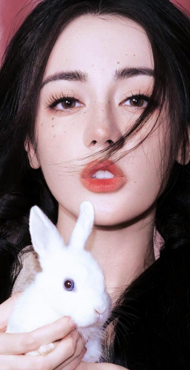 事实证明,雀斑确实是美女杀手,哪怕美如迪丽热巴,点上雀斑也不漂亮了.