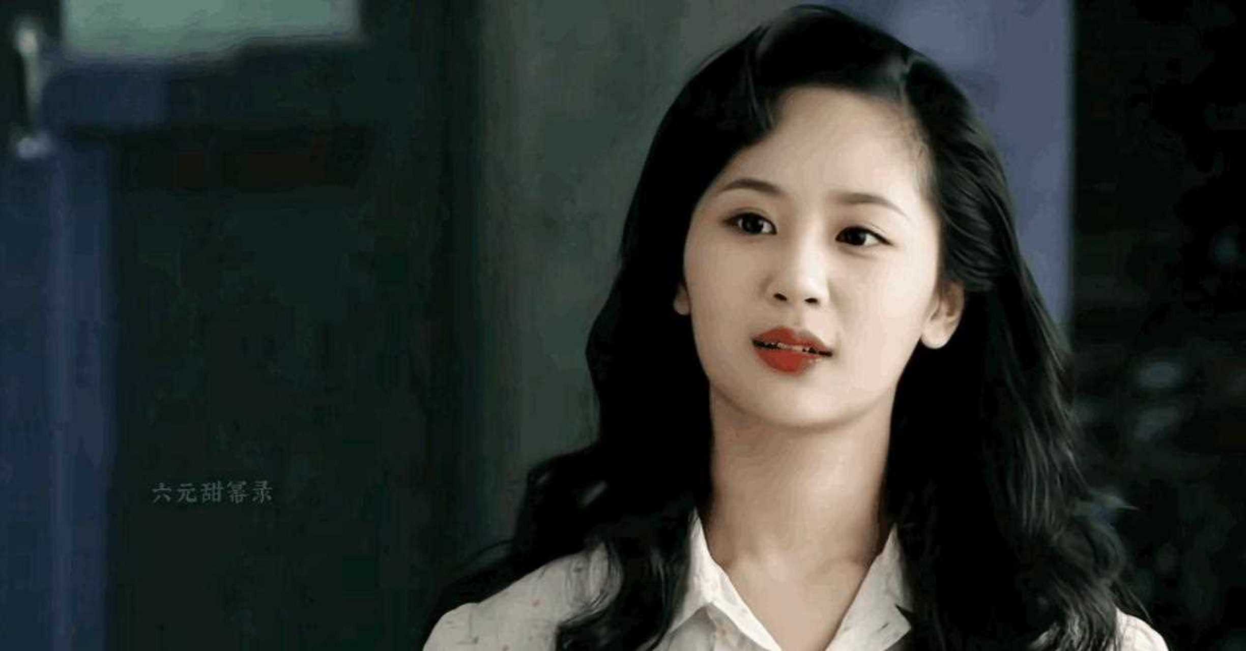 杨紫在电视剧《当幸福来敲门》里的复古大波浪造型,给人眼前一亮的