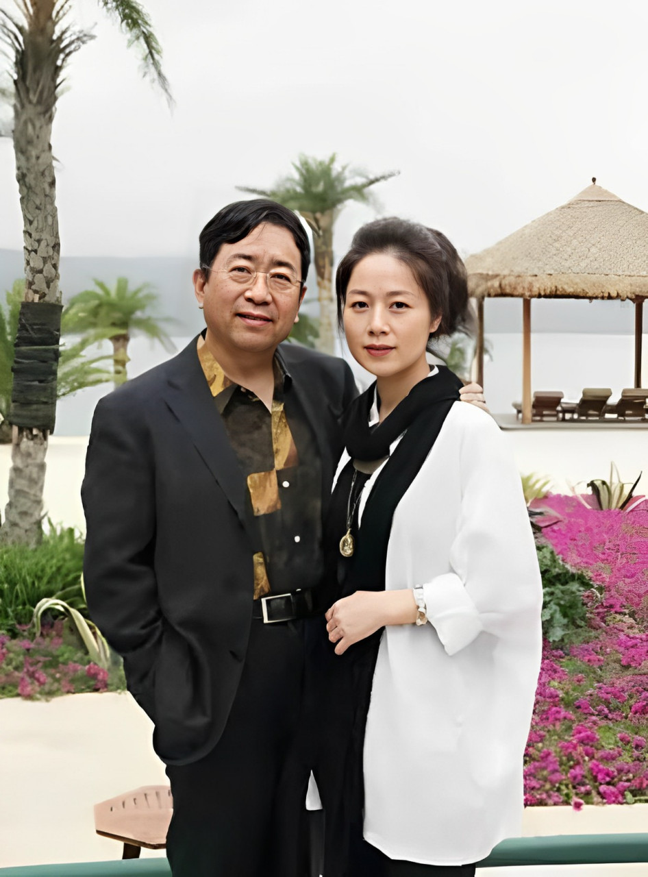 余秋雨妻子曾在整理衣服时发现情书,余秋雨向妻子