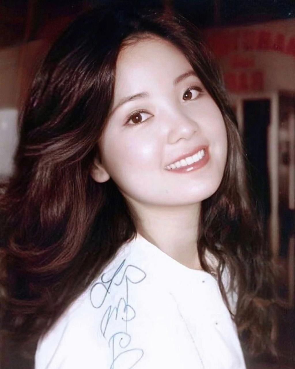 1971年,邓丽君在越南登台时,身着南方旗袍,美得淋漓尽致!