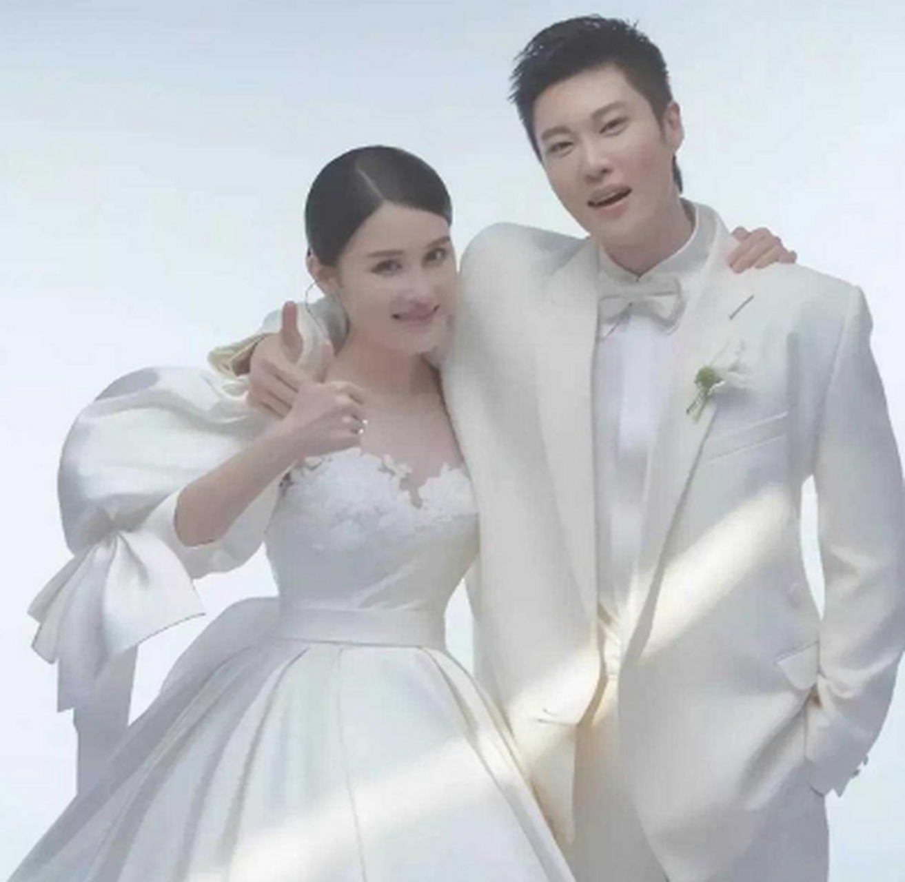 赵本山女儿球球的婚纱照曝光,她的老公长得还挺帅的.