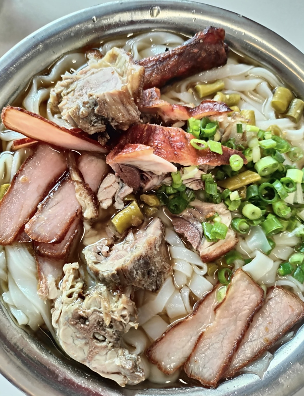 广西的粉真的便宜,三两粉,加烧鸭腿,叉烧肉片也才8块钱