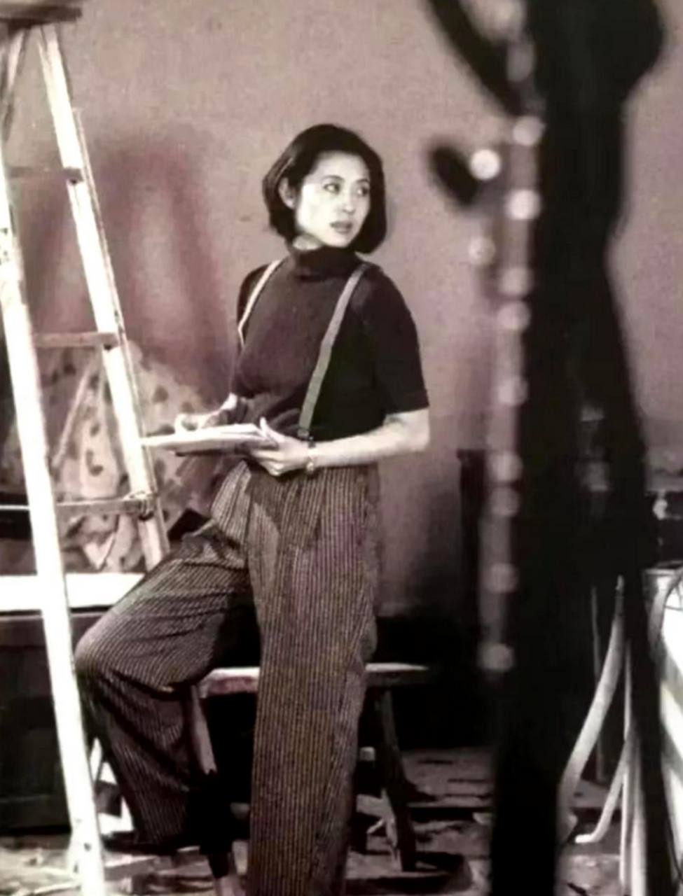 这是倪萍年轻时的一张珍贵照片.当时她还很年轻,留着短发,穿着时尚的