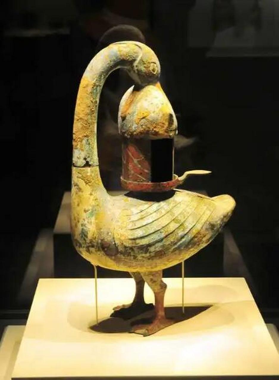 山西博物馆显眼包——彩绘雁鱼铜灯 这是一件西汉时期的文物,属于国家