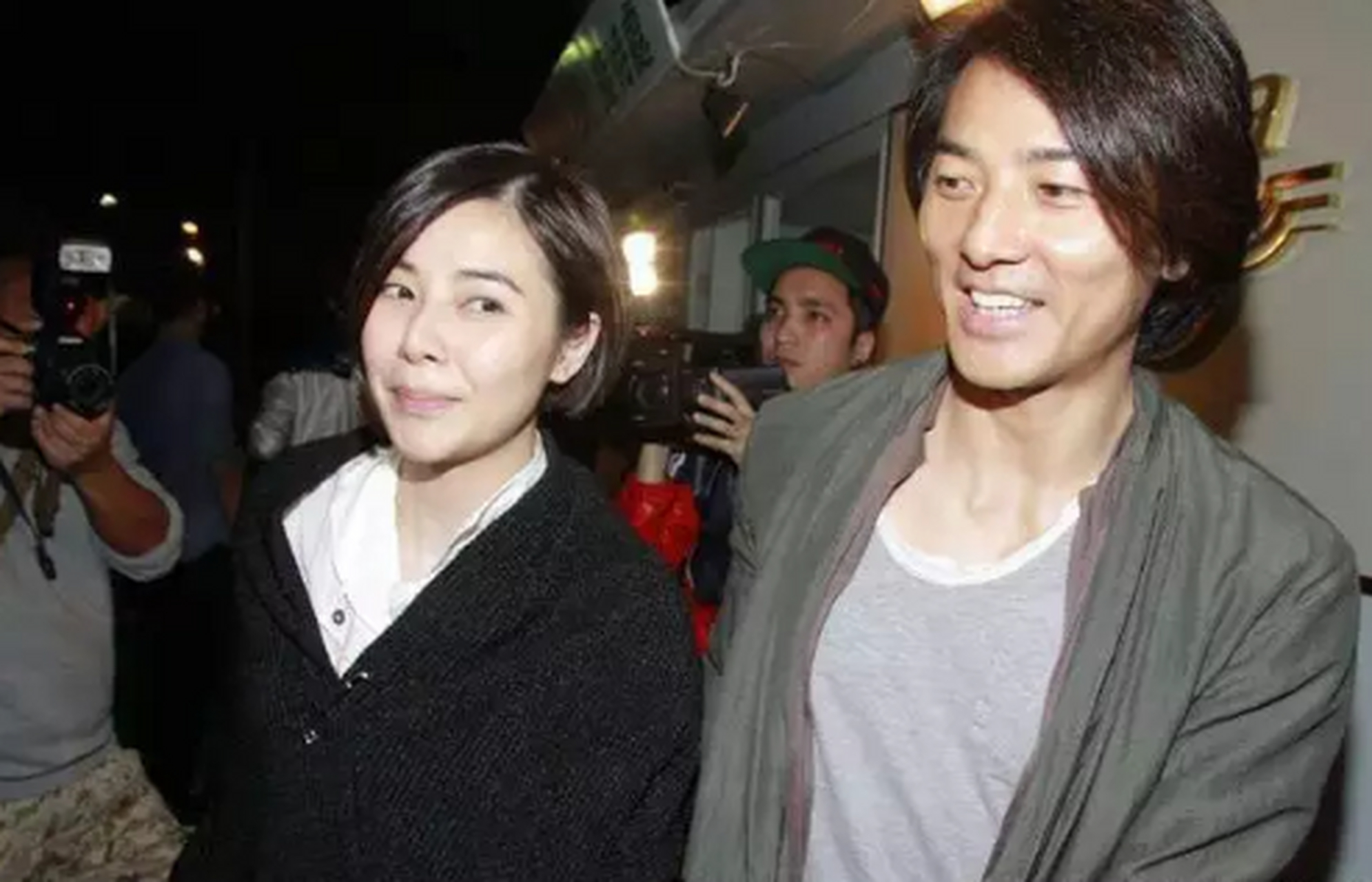 郑伊健和老婆甜蜜牵手亮相机场,50岁蒙嘉慧头戴棒球帽似少女,郑伊健却